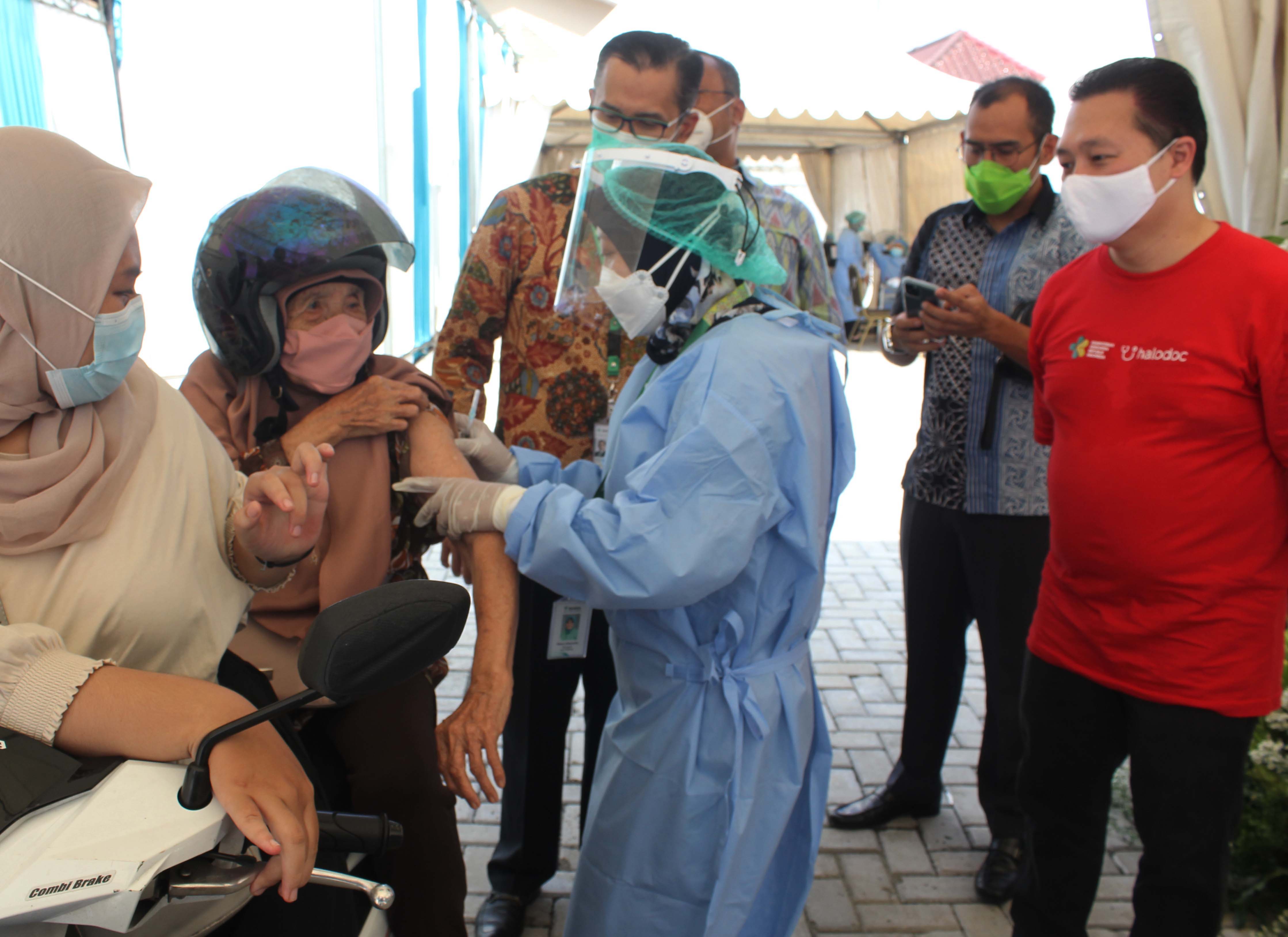 Vaksinasi Covid-19 untuk Lansia