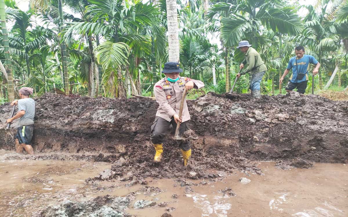 Kapolres Tanjungjabung Barat  AKB Guntur Saputro bersama TNI dan masyarakat membuat embung 