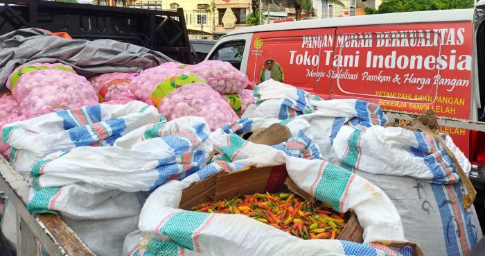 Pasar Mitra Tani/TTIC Badan Ketahanan Pangan (BKP) melakukan gelar pangan murah (GPM) cabai rawit. 