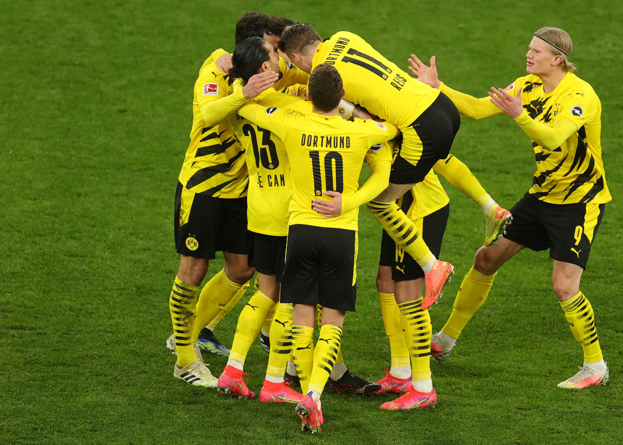 Pemain Borussia Dortmund merayakan gol yang dicetak ke gawang Hertha Berlin dalam lanjutan Bundesliga, Minggu (14/3).