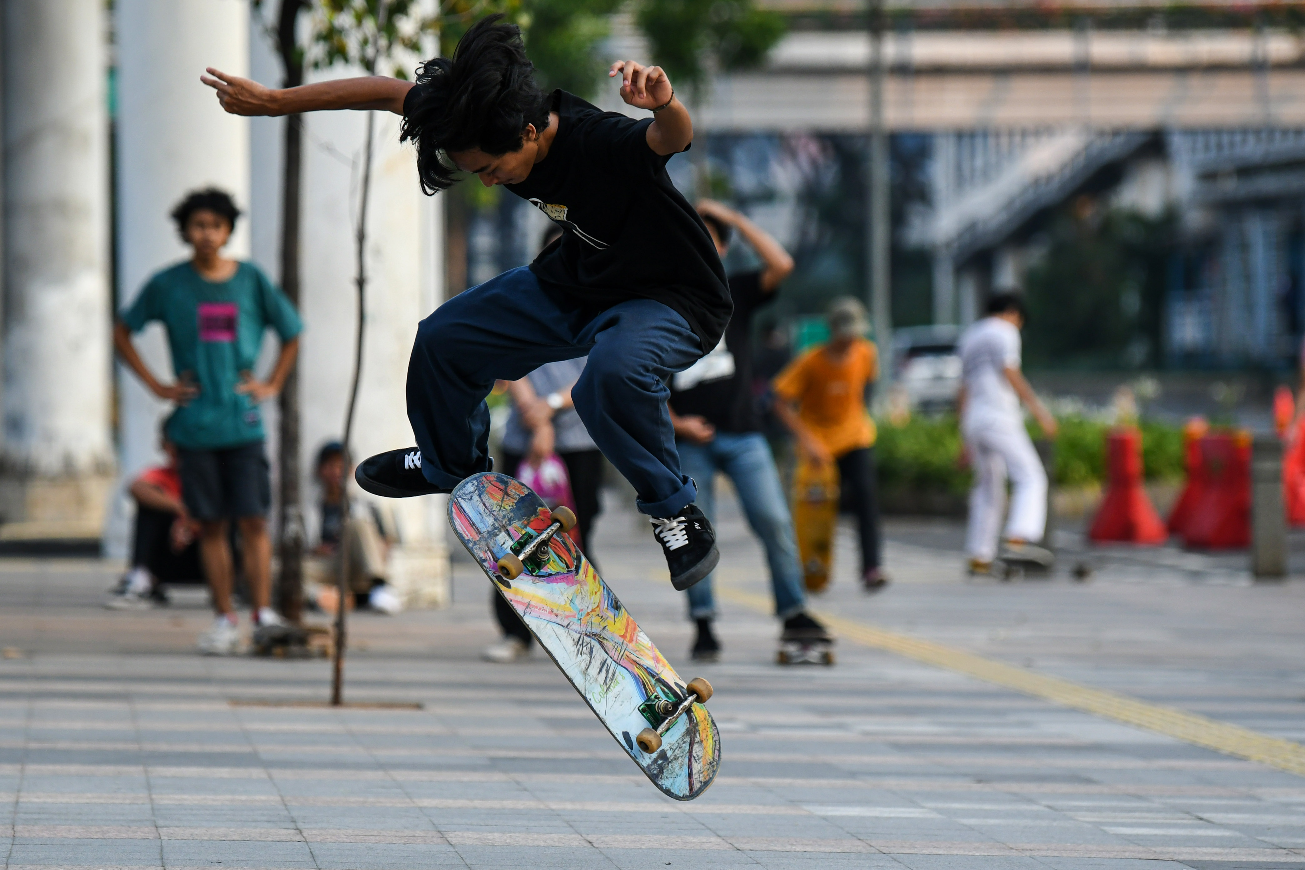 Sejumlah pemuda bermain skateboard di kawasan Sudirman, Jakarta.