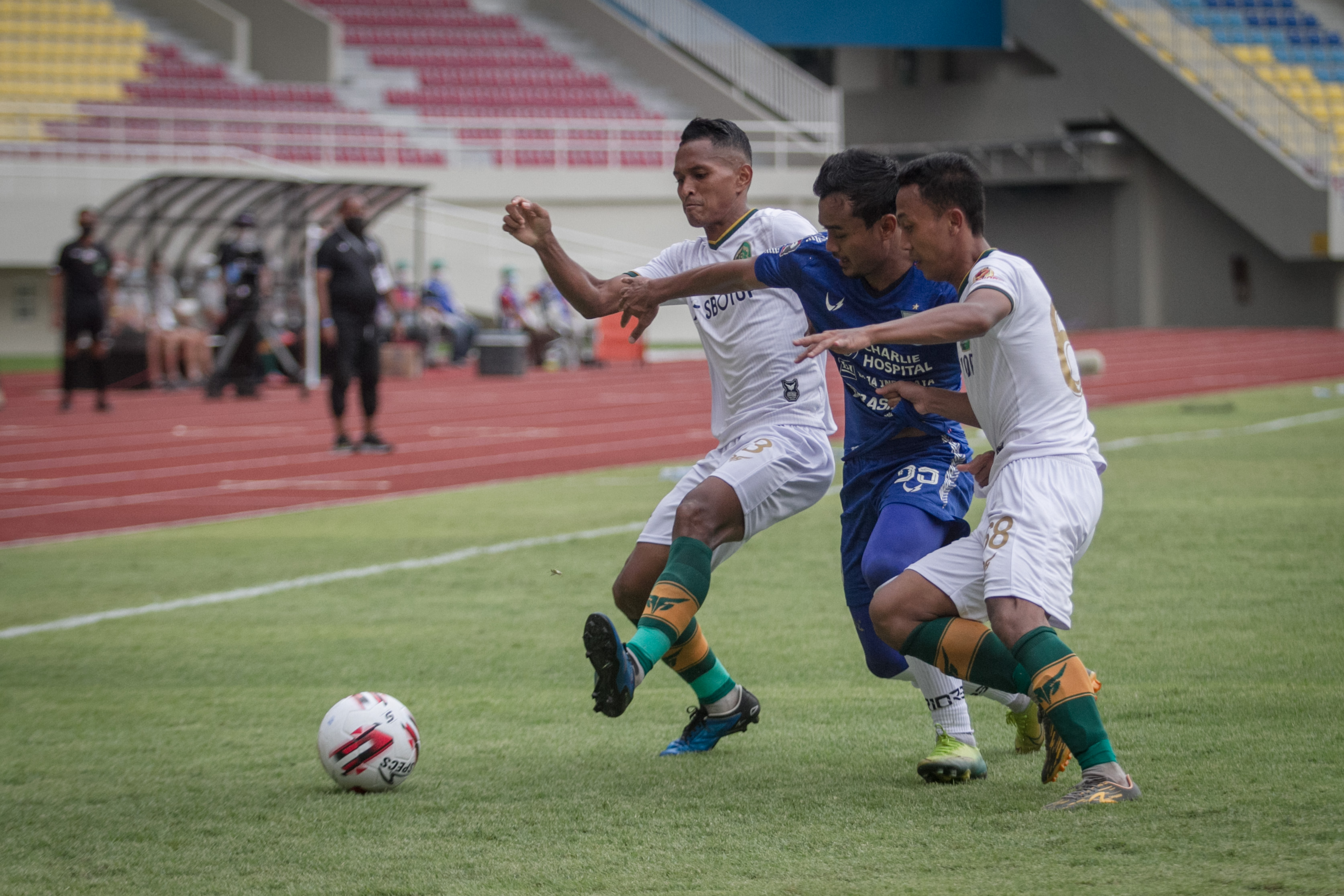  Pemain PSIS Komarudin (tengah) berusaha melewati hadangan dua pemain Persikabo, M.Abduh Lestaluhu (kiri) dan Roni Sugeng Arianto (kanan).