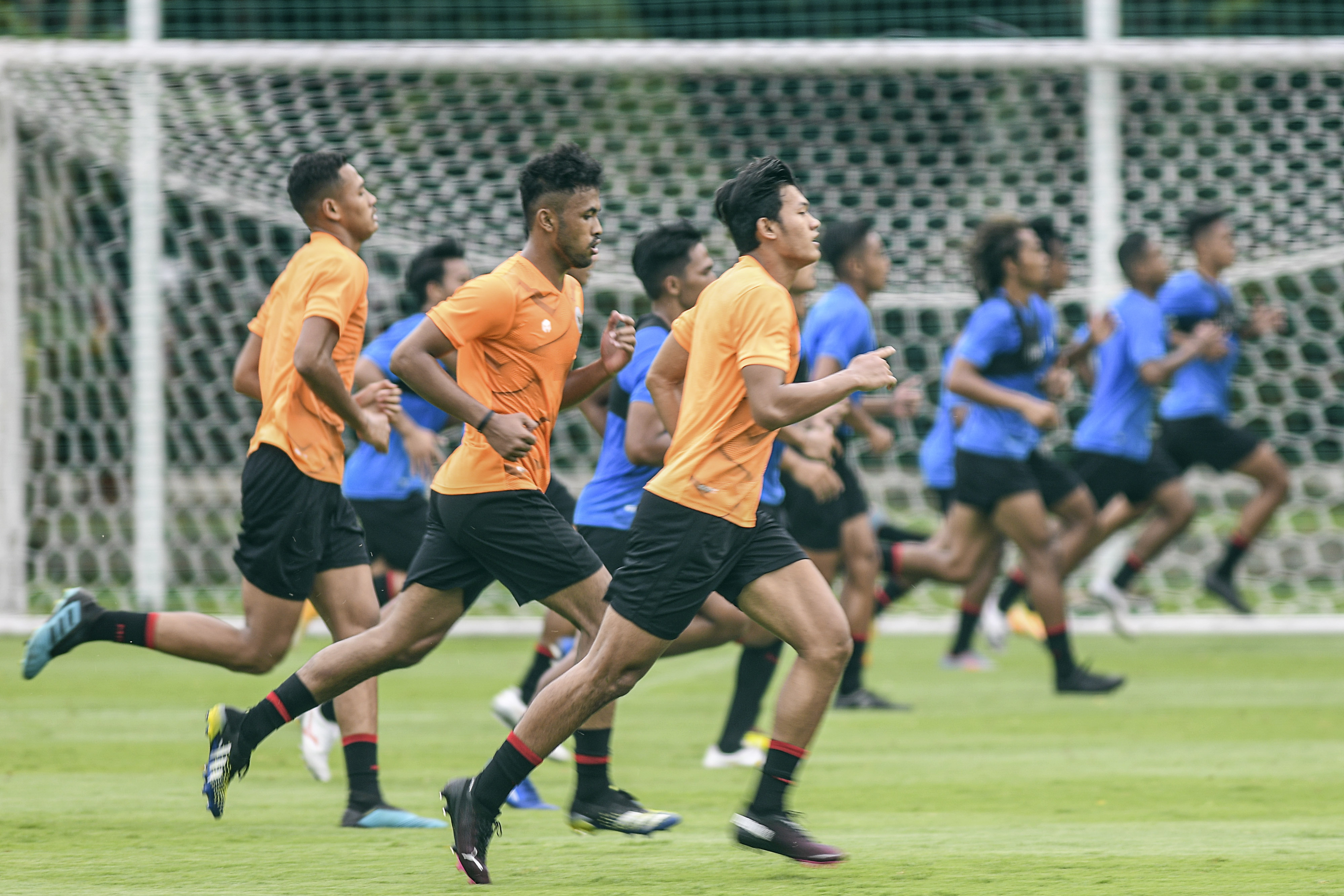 Pemain Timnas U-22 mengikuti latihan perdana di Lapangan D, Kompleks Gelora Bung Karno