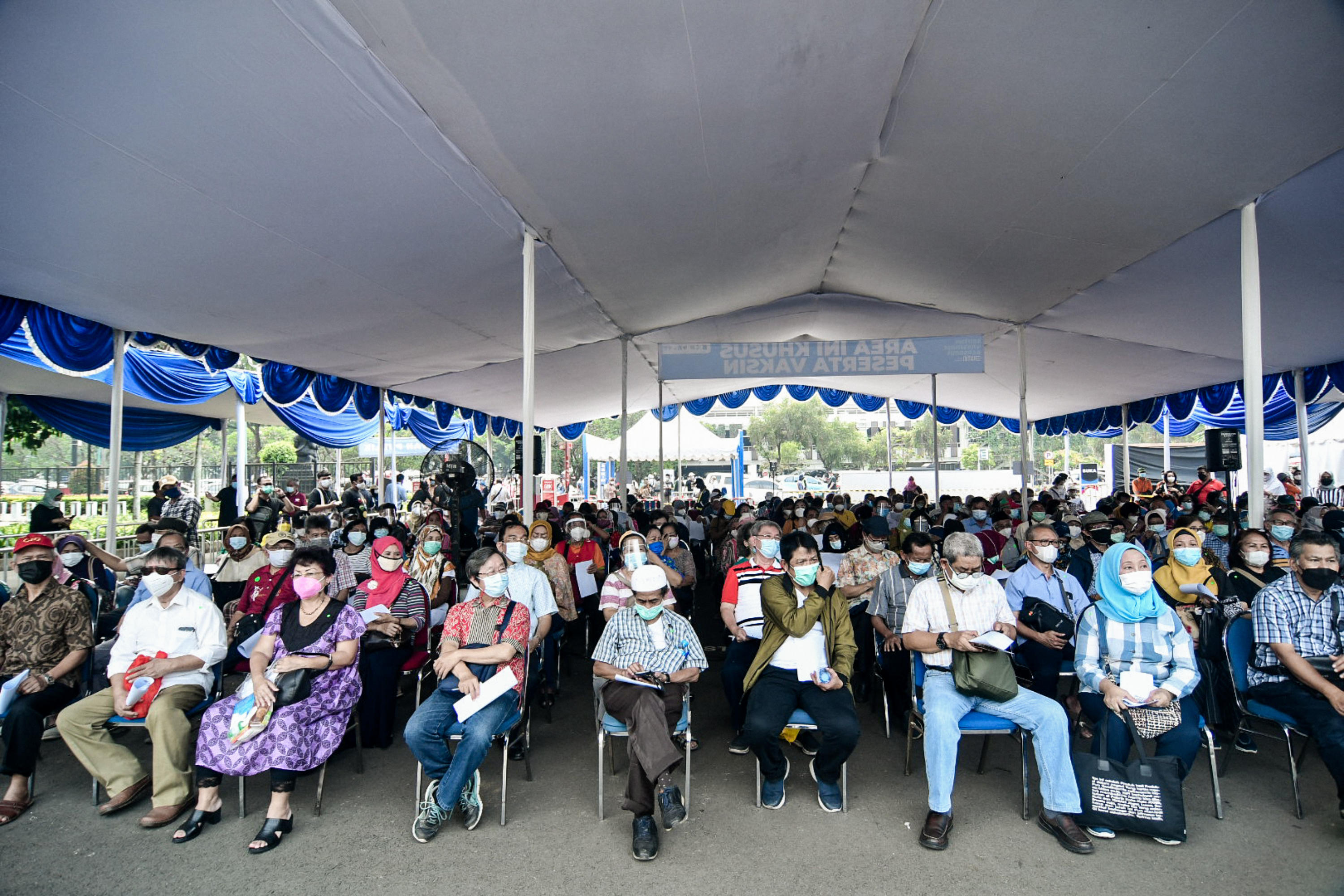 Ilustrasi--Warga lansia mengantri untuk menerima vaksin di Sentra Vaksinasi Bersama Covid-19 di Istora Senayan, Jakarta, Rabu (17/3).