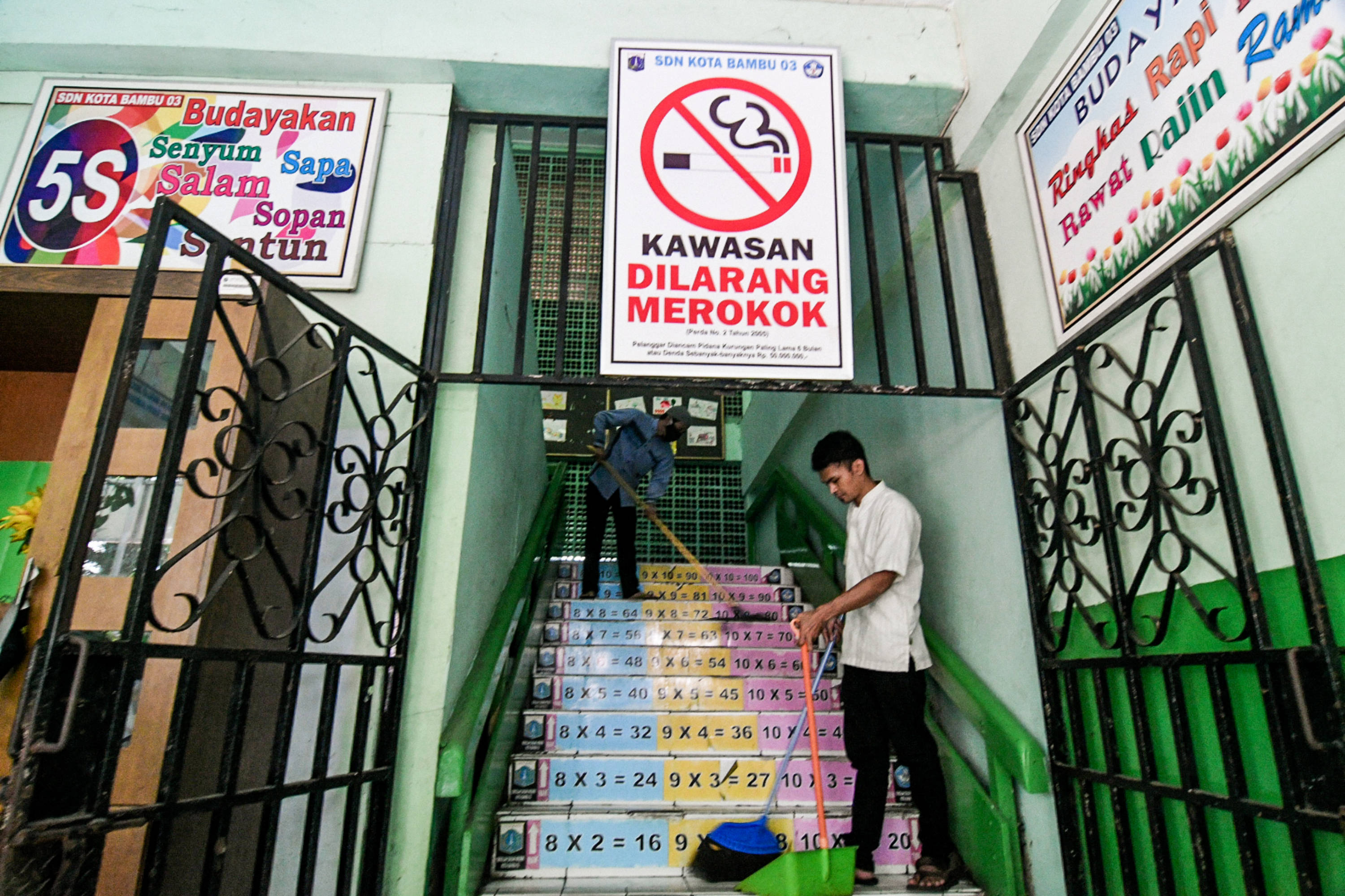 Petugas sekolah mempersiapkan sejumlah fasilitas di kawasan Sekolah Dasar Negeri 03 Kota Bambu, Tanah Abang, Jakarta.