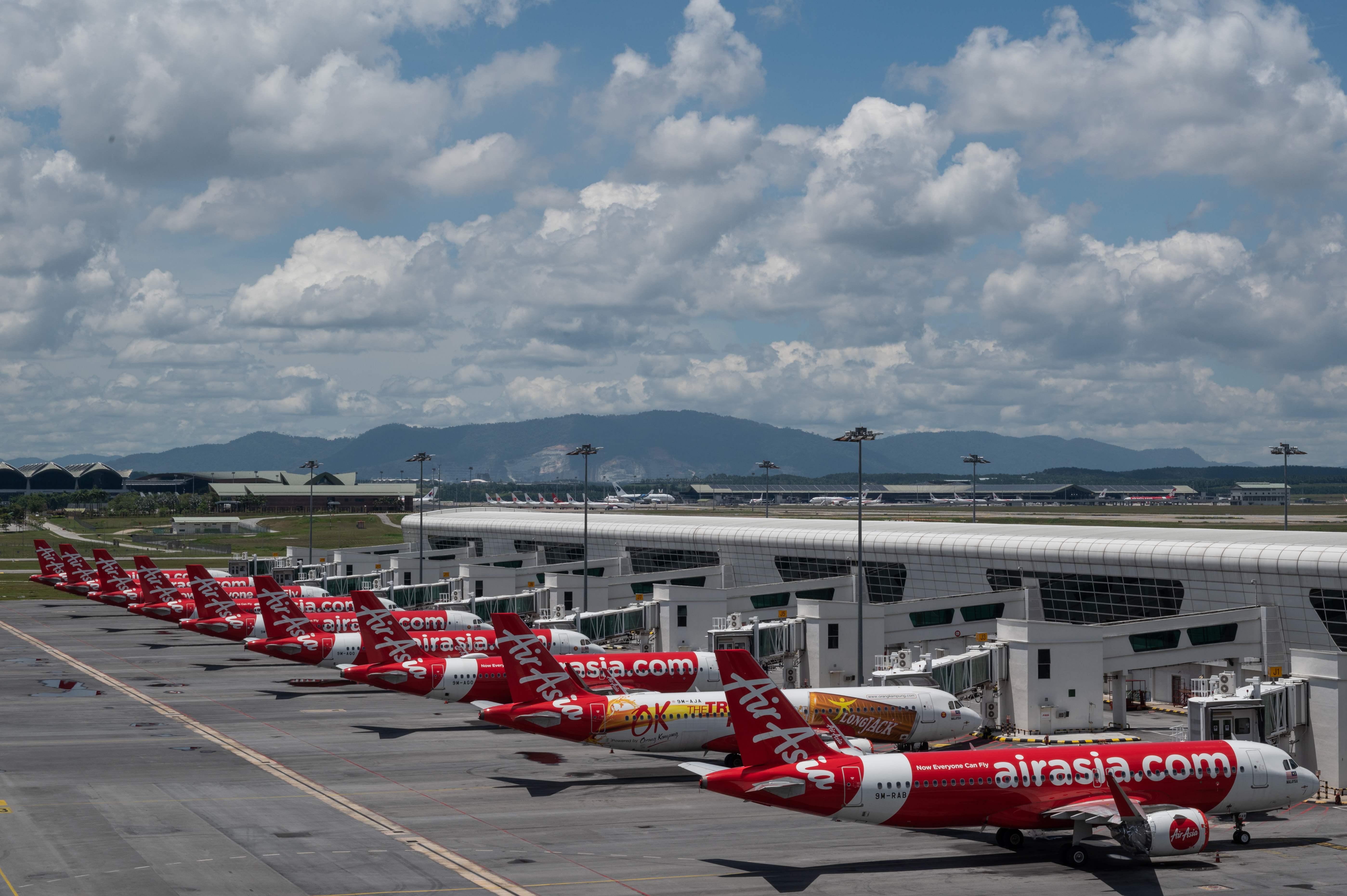Pesawat maskapai AirAsia yang terparkir di Bandara Internasional Kuala Lumpur, Malaysia.