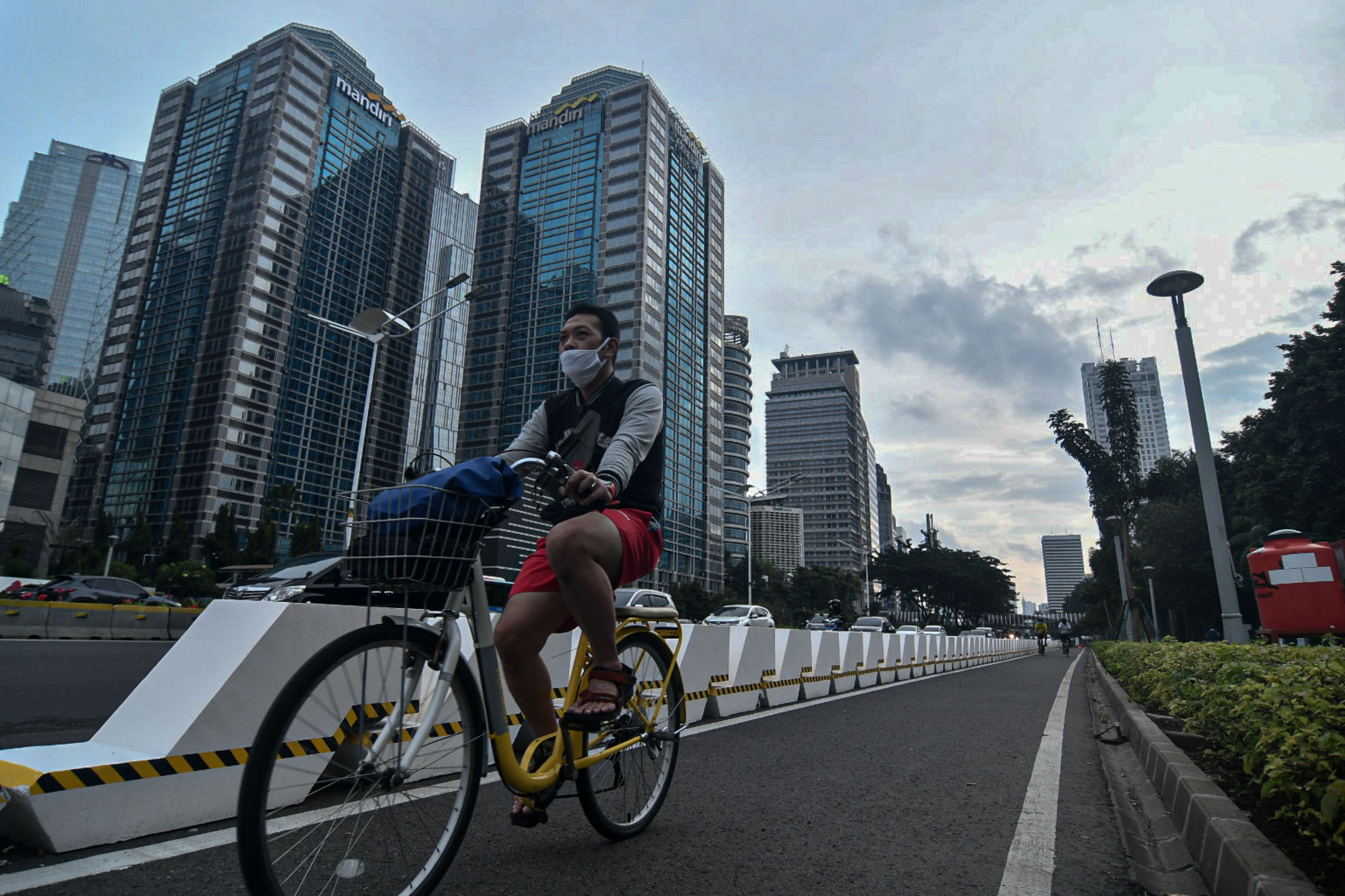 Pesepeda melintasi jalur khusus di kawasan Sudirman-Thamrin, Jakarta.