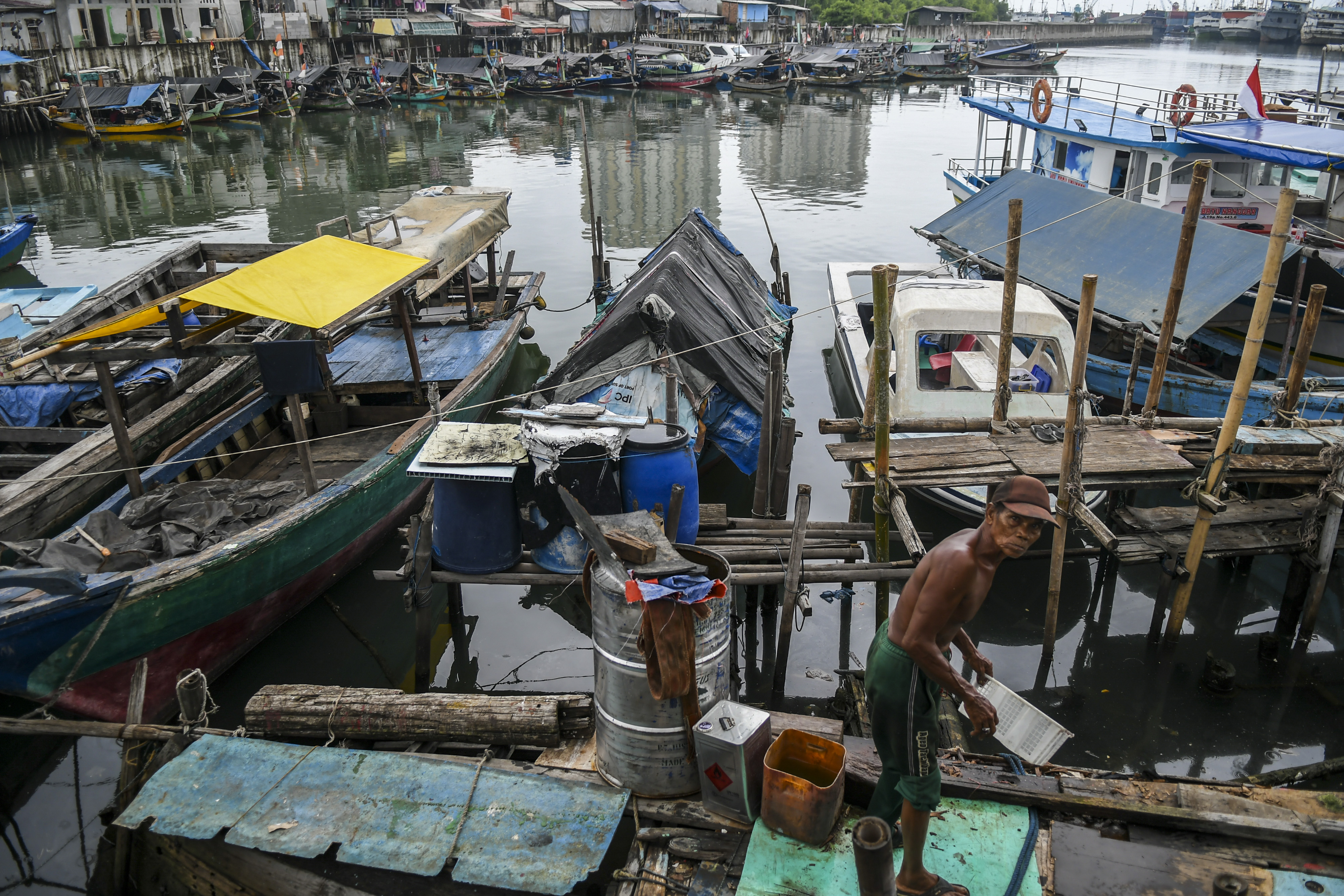  Warga berbenah di Kampung Akuarium, Jakarta, Rabu (17/2).