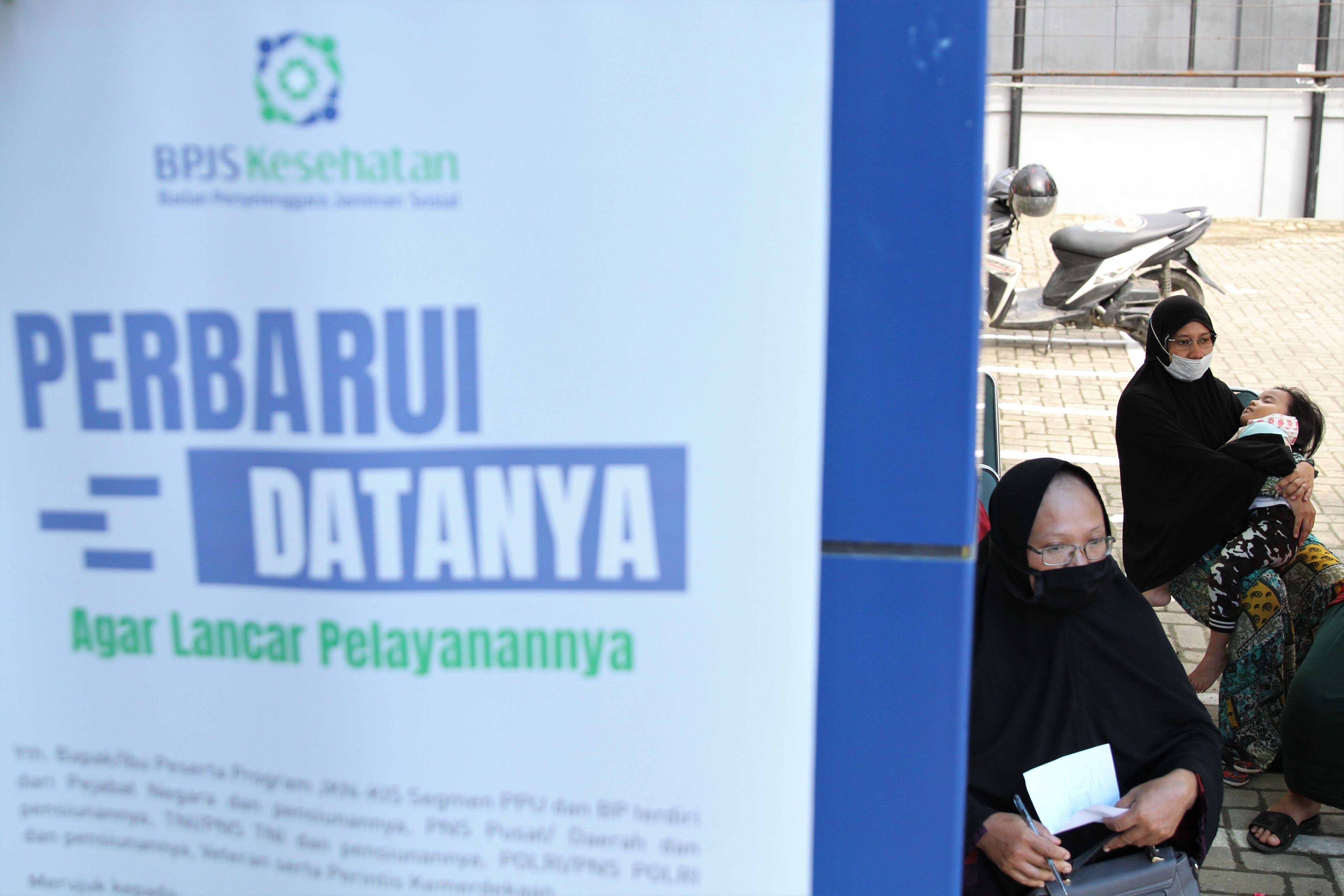 Sejumlah warga mengantre untuk memperbaharui data peserta BPJS di Kantor BPJS Cabang Kendari, Kendari, Sultra, beberapa waktu lalu.