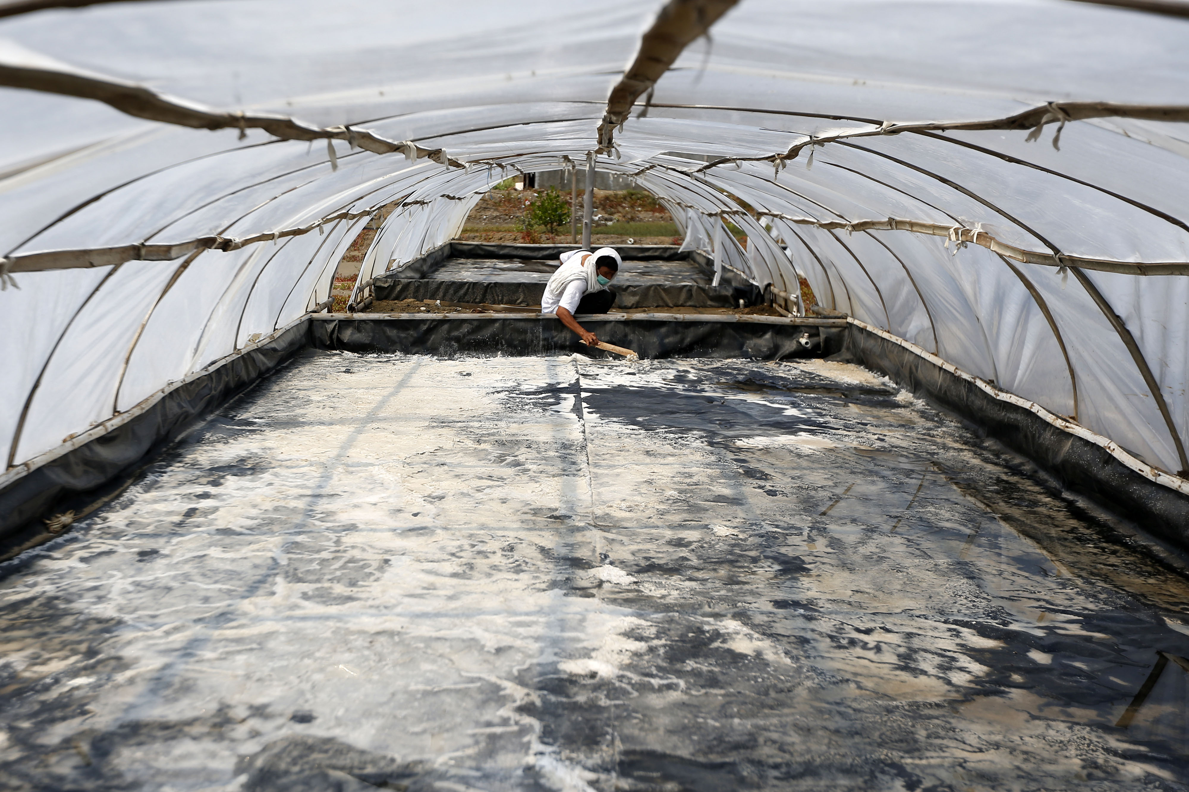 Warga melihat proses pengolahan garam menggunakan metode terowongan (tunnel) dan membran plastik di Desa Lam Ujung Baitussalam, Aceh.