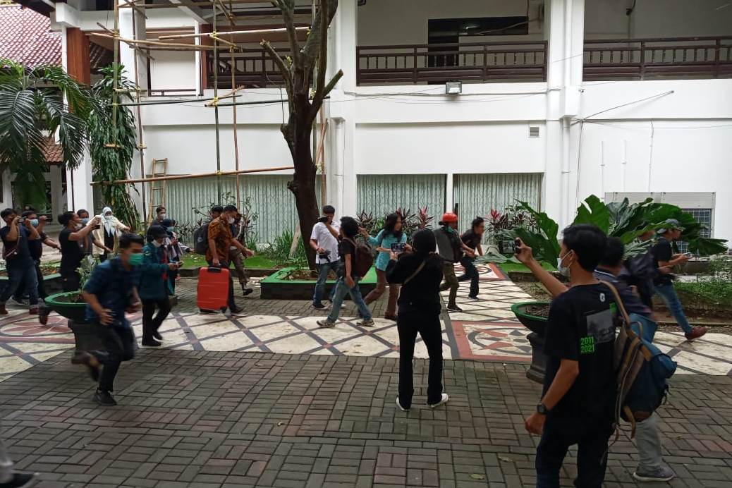 Penyidik KPK menggeledah Kantor Gubernur Sulsel, Rabu (3/3).