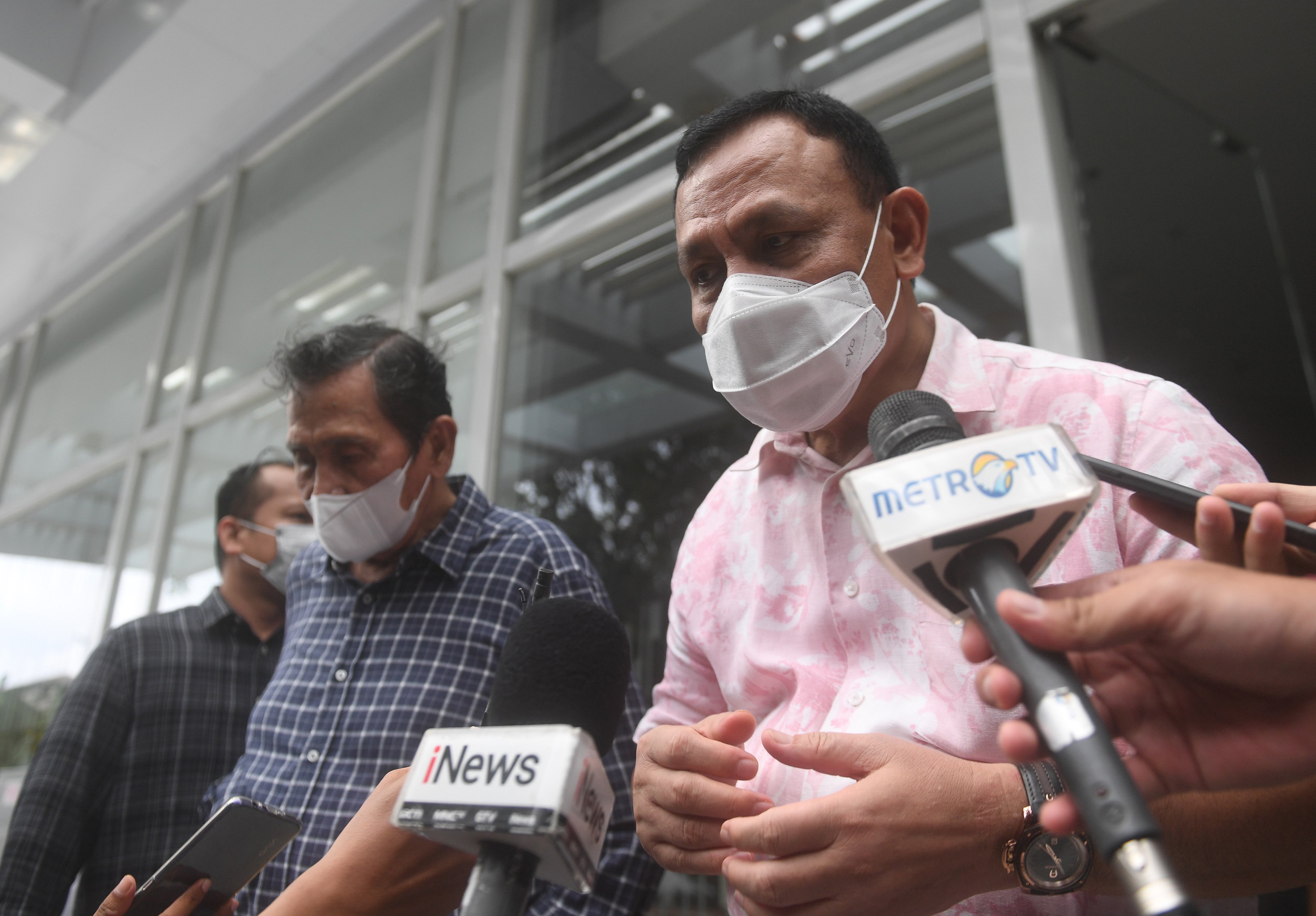 Ketua KPK Firli Bahuri (kanan)