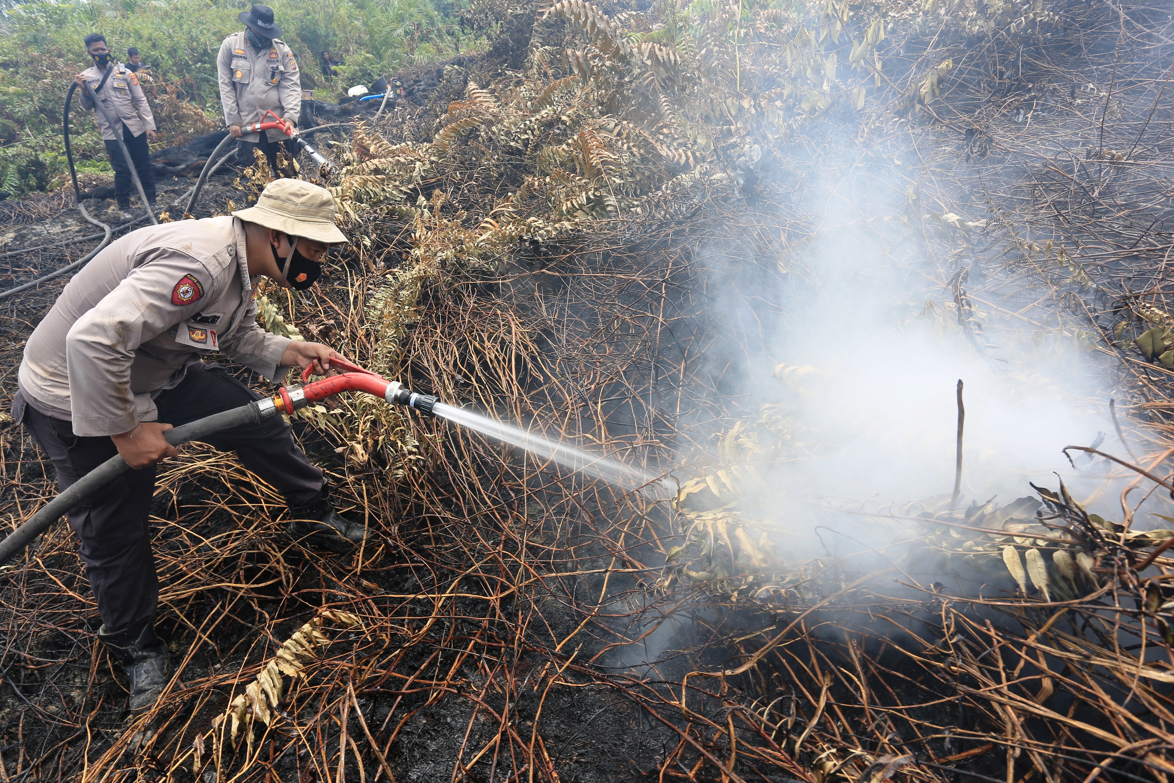 Pemadaman lahan gambut yang terbakar.