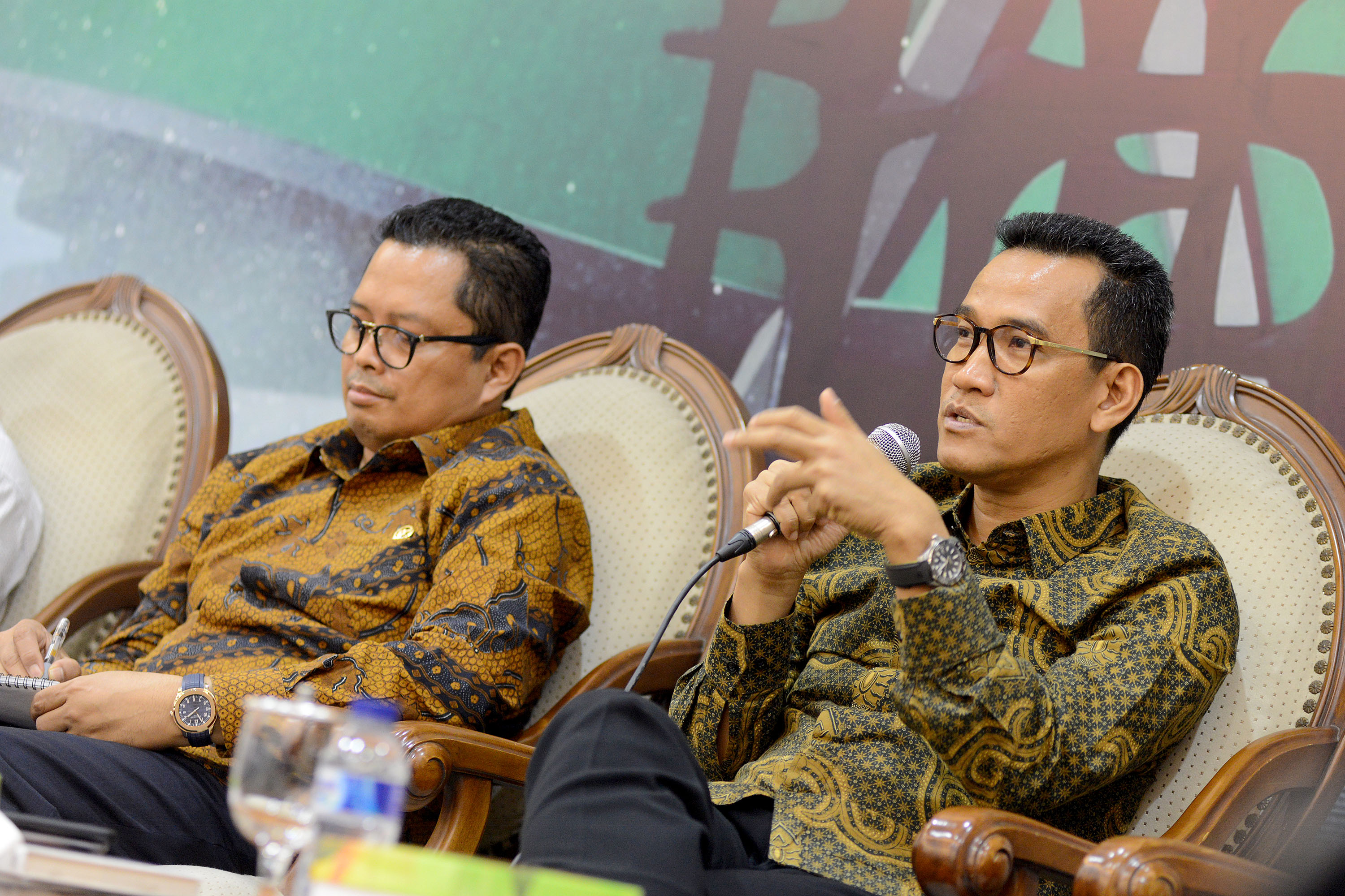  Pakar Hukum Tata Negara Refly Harun (kanan) dalam diskusi Dialektika Demokrasi terkait Demokrasi Ala Indonesia Minimalisir Pejabat Korupsi 