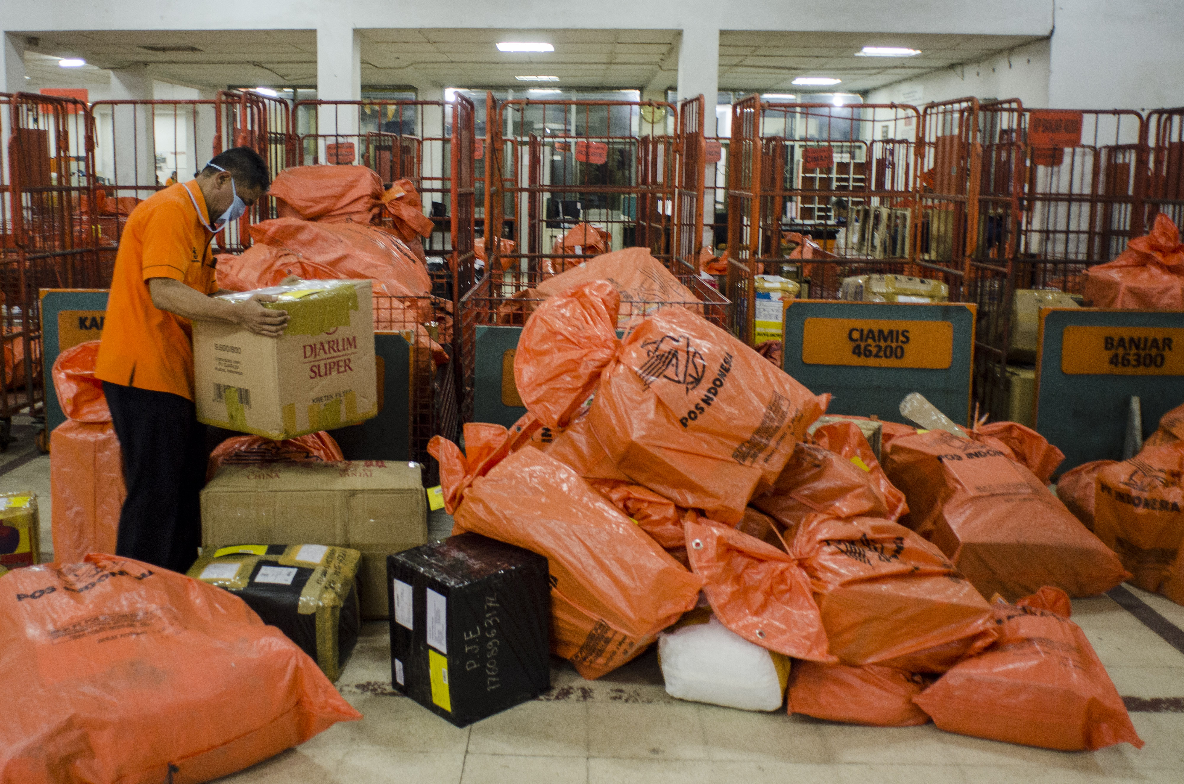 Sentral Pengolahan PT Pos Indonesia (Persero) di Bandung, Jawa Barat.