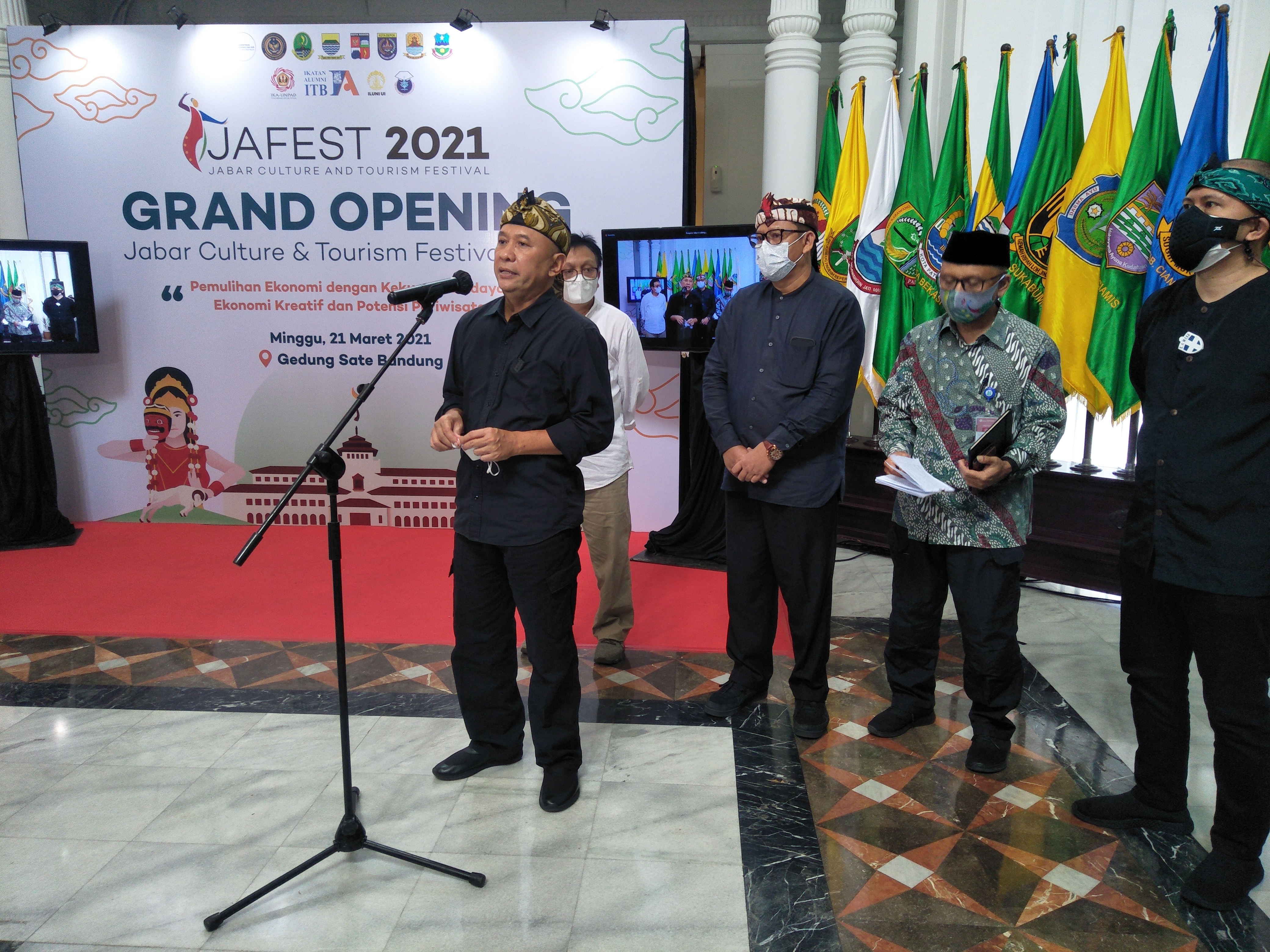 Menteri KUKM Teten Masduki memberikan keterangan seusai melakukan rapat koordinasi di Gedung Sate, Bandung
