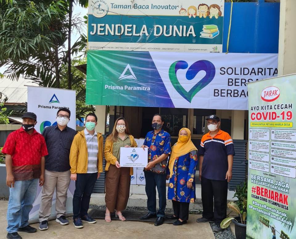 Pemberian bantuan masker dan hand sanitizer kepada para pemulung dan anak jalanan melalui Yayasan Bina Dinamika. 