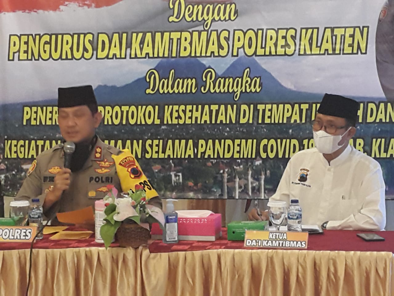 Kapolres AKB Edy Suranta Sitepu dan Ketua Dai Kamtibmas Polres Klaten Syamsudin Asyrofi pada acara sarasehan disiplin prokes, Rabu (3/3/2021