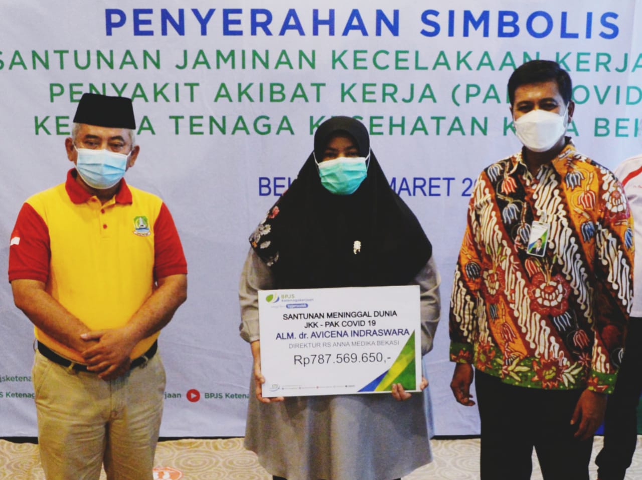 BPJAMSOSTEK menyerahkan santunan sebesar Rp1,3 miliar kepada 3 ahli waris peserta tenaga medis terdampak Covid-19.