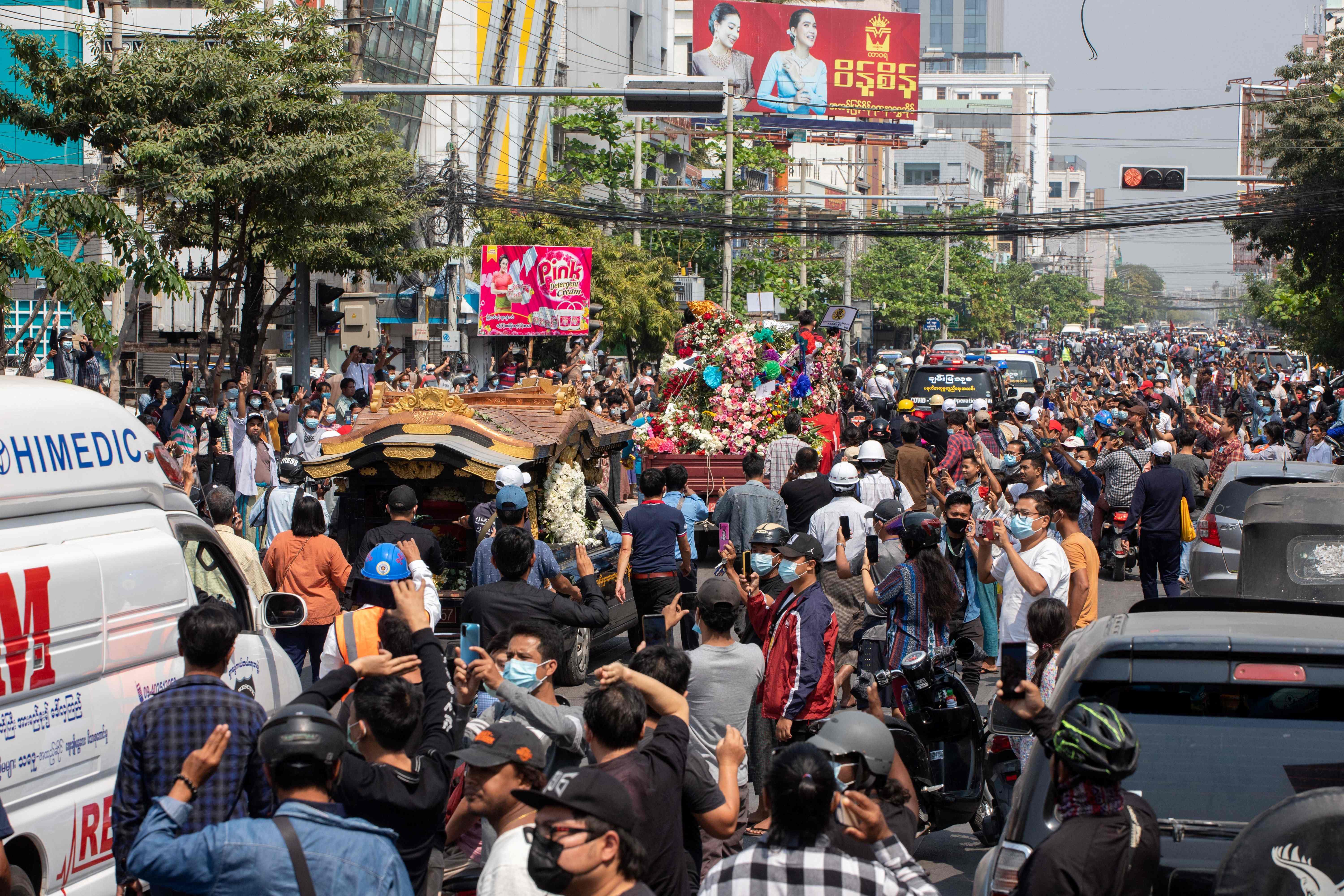 Ribuan orang mengantar pemakaman Kyal Sin yang tewas ditembak militer dalam aksi protes di Mandalay, Myanmar, Kamis (4/3/2021).