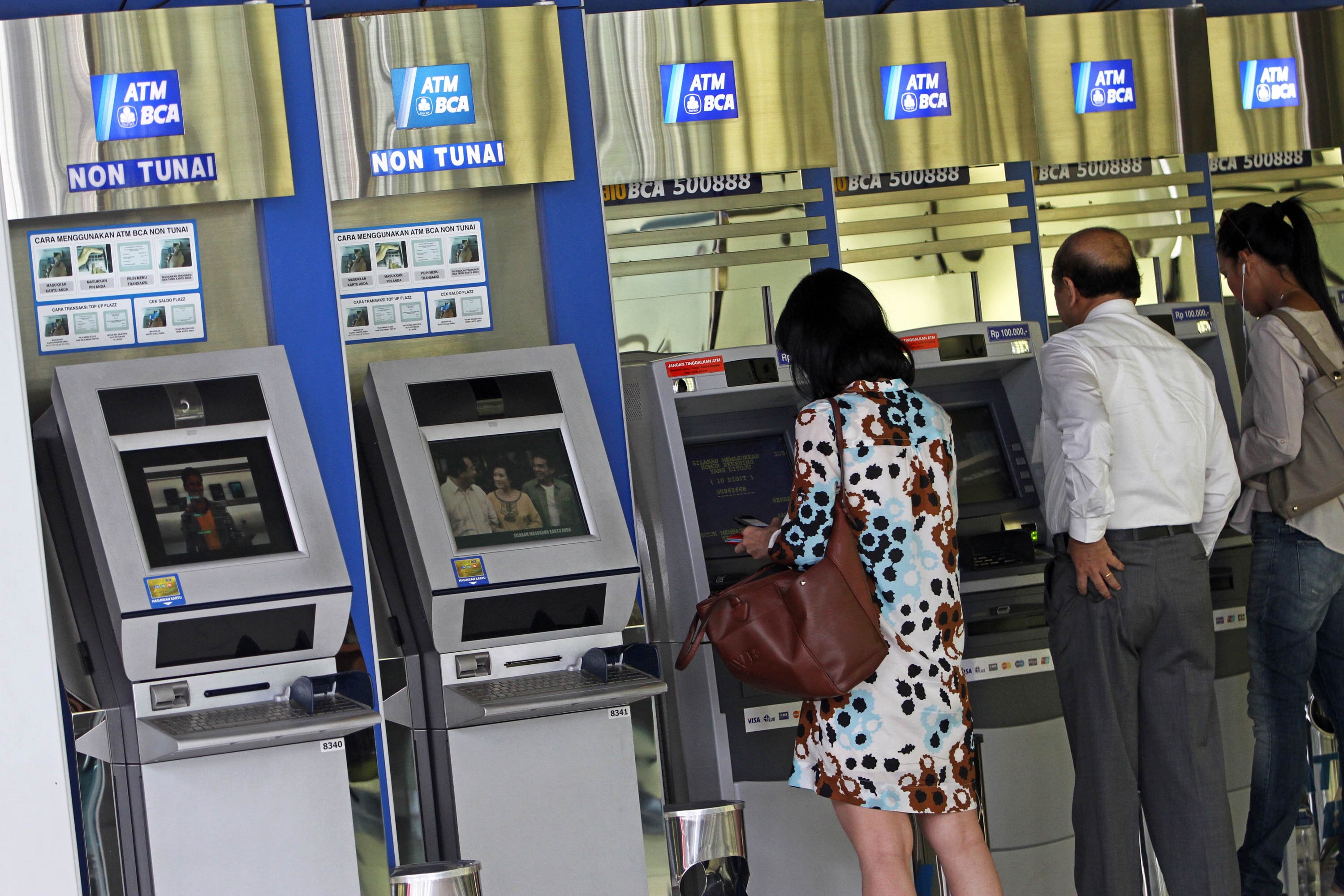 Ilustrasi nasabah saat memanfaatkan fasilitas ATM BCA.