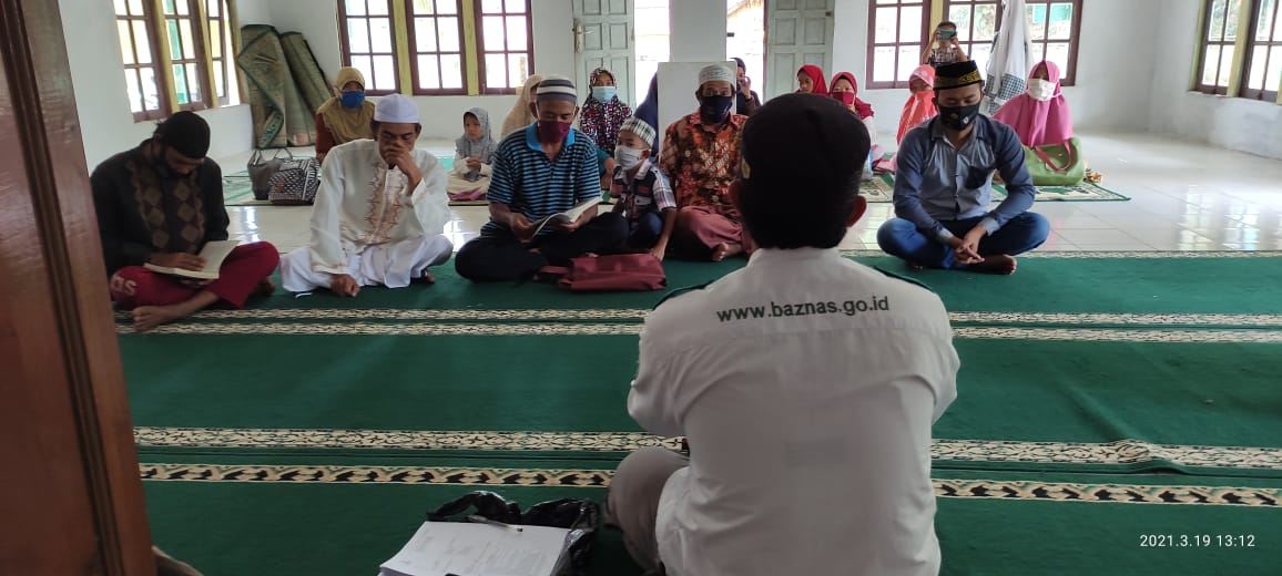 Ustaz Asep dalam pengajian bagi mualaf di Masjid Jabal Nur Dusun Otobasa, Desa Keranji Paidang, Kec. Sengah Temila, Kab. Landak, Kalbar.