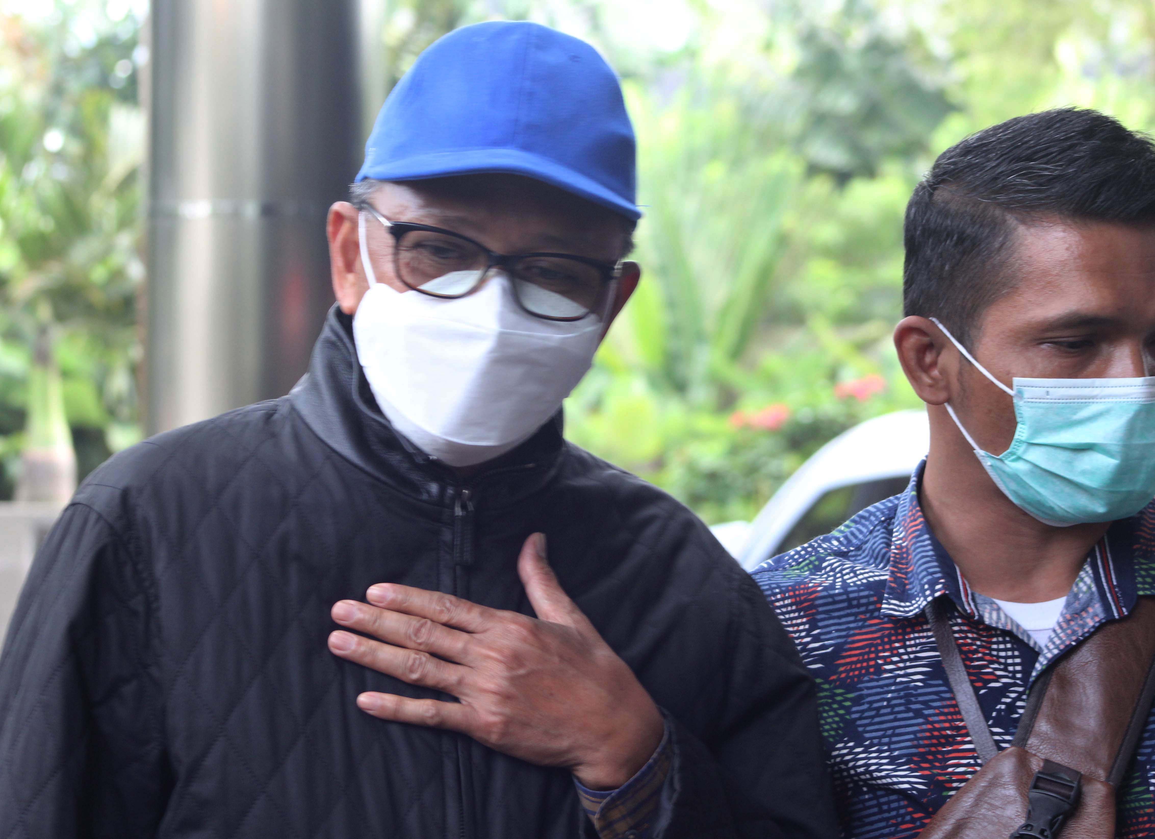 Gubernur Sulawesi Selatan Nurdin Abdullah dikawal petugas KPK dan polisi saat tiba di Gedung Merah Putih KPK, Jakarta, Sabtu (27/2/2021).