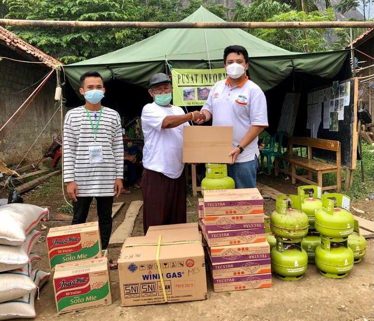 PT Pos memberi bantuan senilai Rp10 juta kepada warga di Desa Pesanggarahan, Kecamatan Tegalwaru, Kabupaten Purwakarta, Jabar.