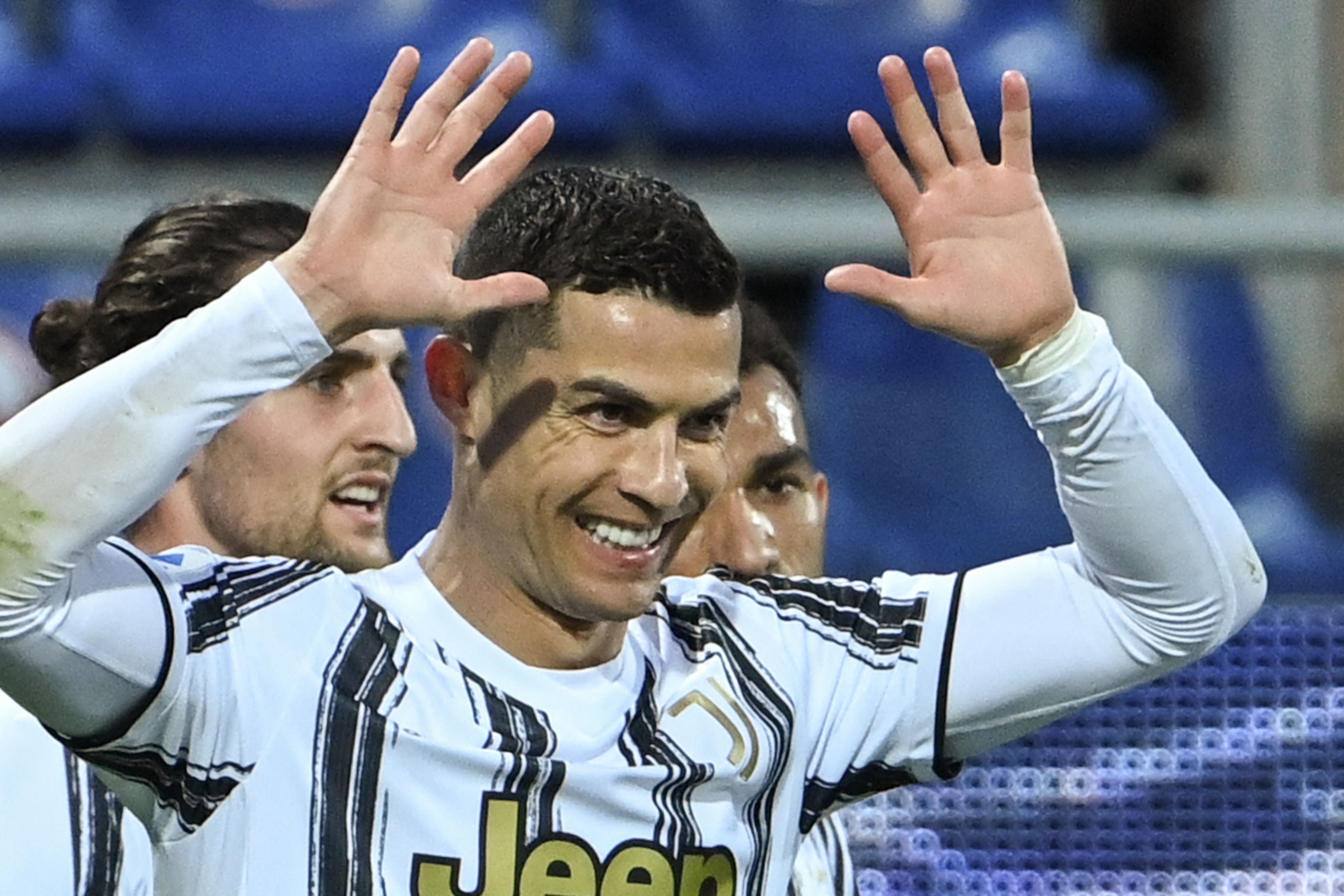 Penyerang Juventus Cristiano Ronaldo melakukan selebrasi usai mencetak gol ke gawang Cagliari di laga Serie A.