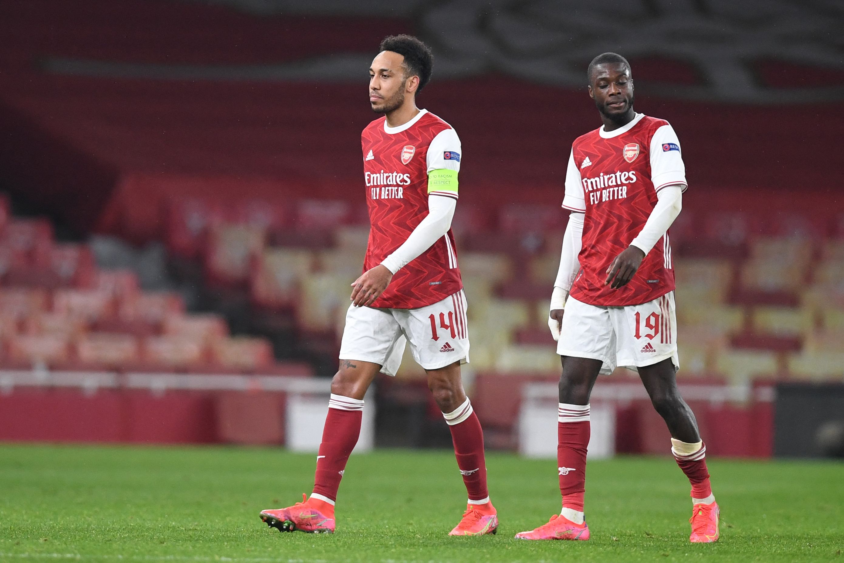 Striker Arsenal Pierre-Emerick Aubameyang (kiri) and gelandang Nicolas Pepe. Arsenal masih membutuhkan poin untuk lolos kompetisi Eropa.