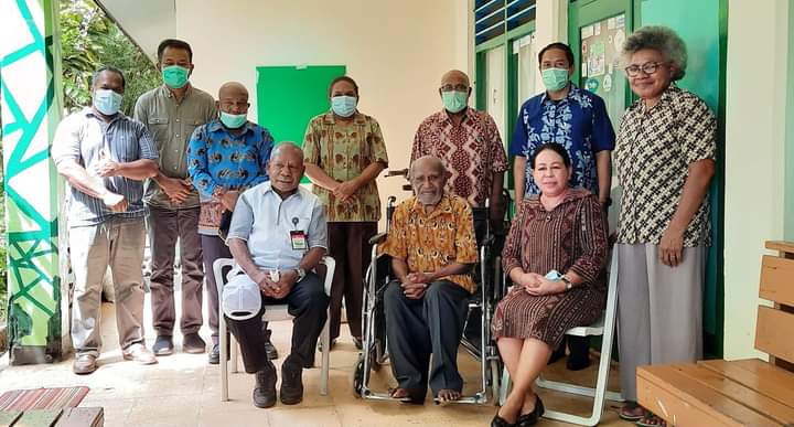 Bupati Jayapura Mathius Awoitauw, SE, M.Si, saat mengunjungi Pdt. Willem Maloali dan Ir. Yan Pieter Karafir, Sabtu (6/3/2021).