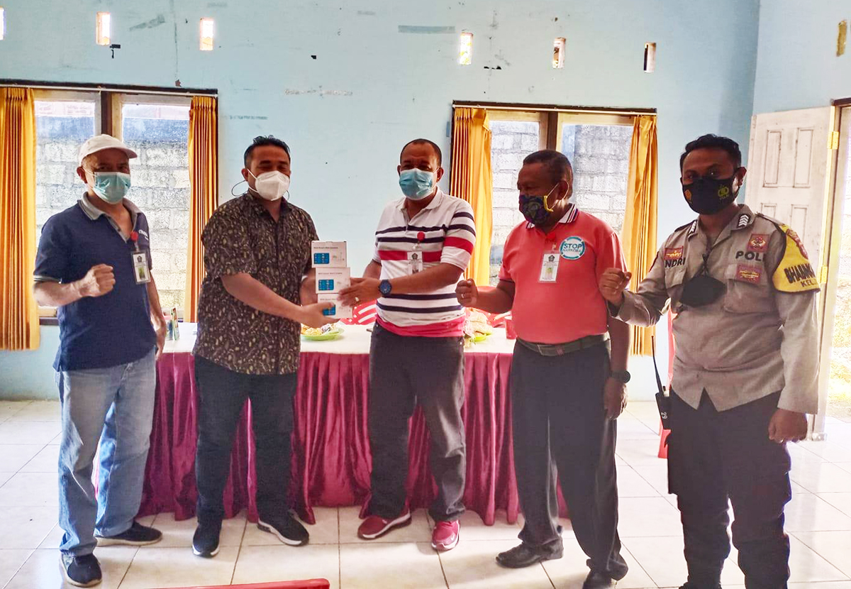 Lurah Liliba Viktor Makoni (tiga dari kiri) menerima bantuan kamera pengawas atau CCTV dari warga untuk ditempatkan pada lokasi TPS