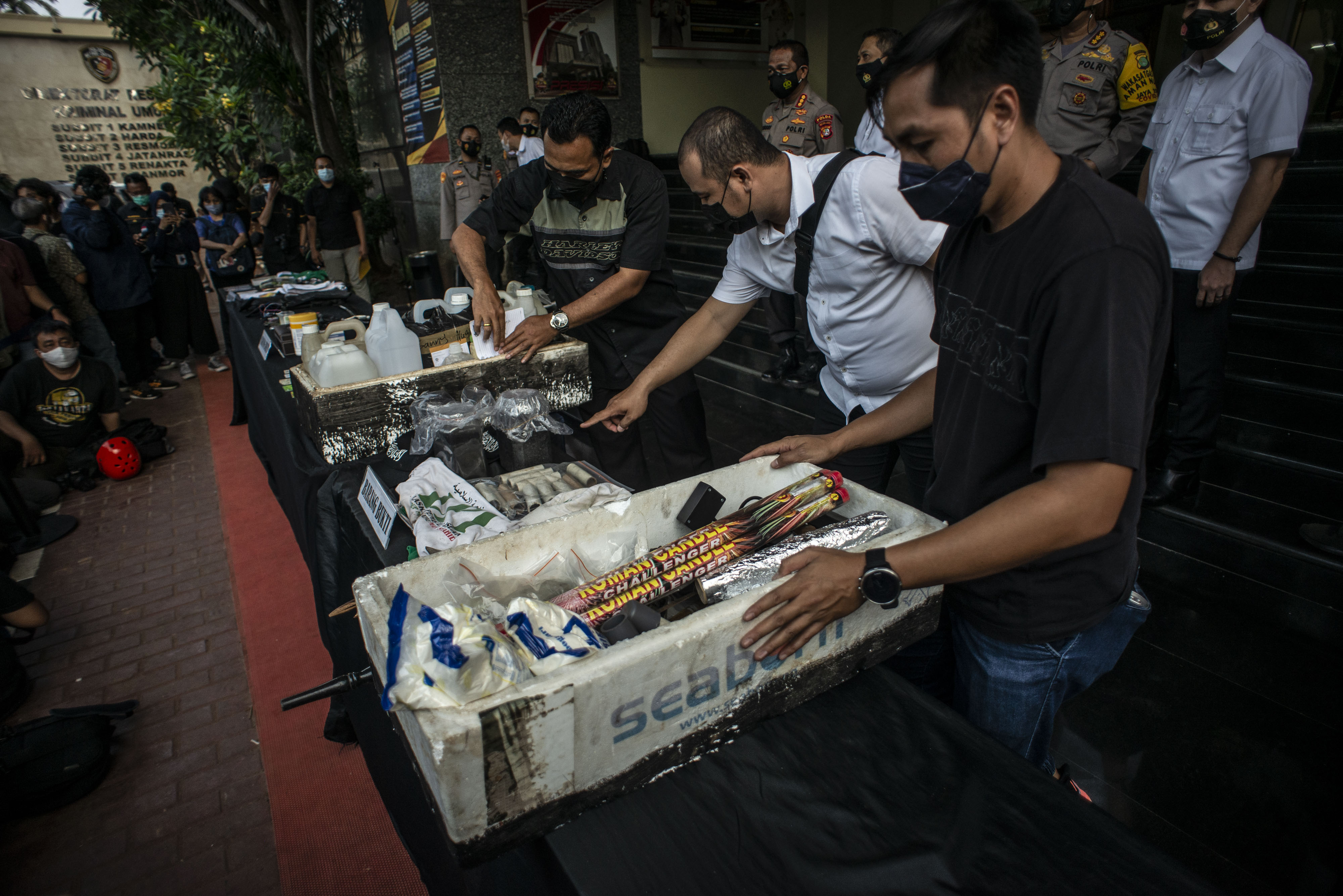 Petugas Kepolisian berpakaian sipil menunjukkan barang bukti saat rilis pengungkapan kasus terduga teroris Condet dan Bekasi.