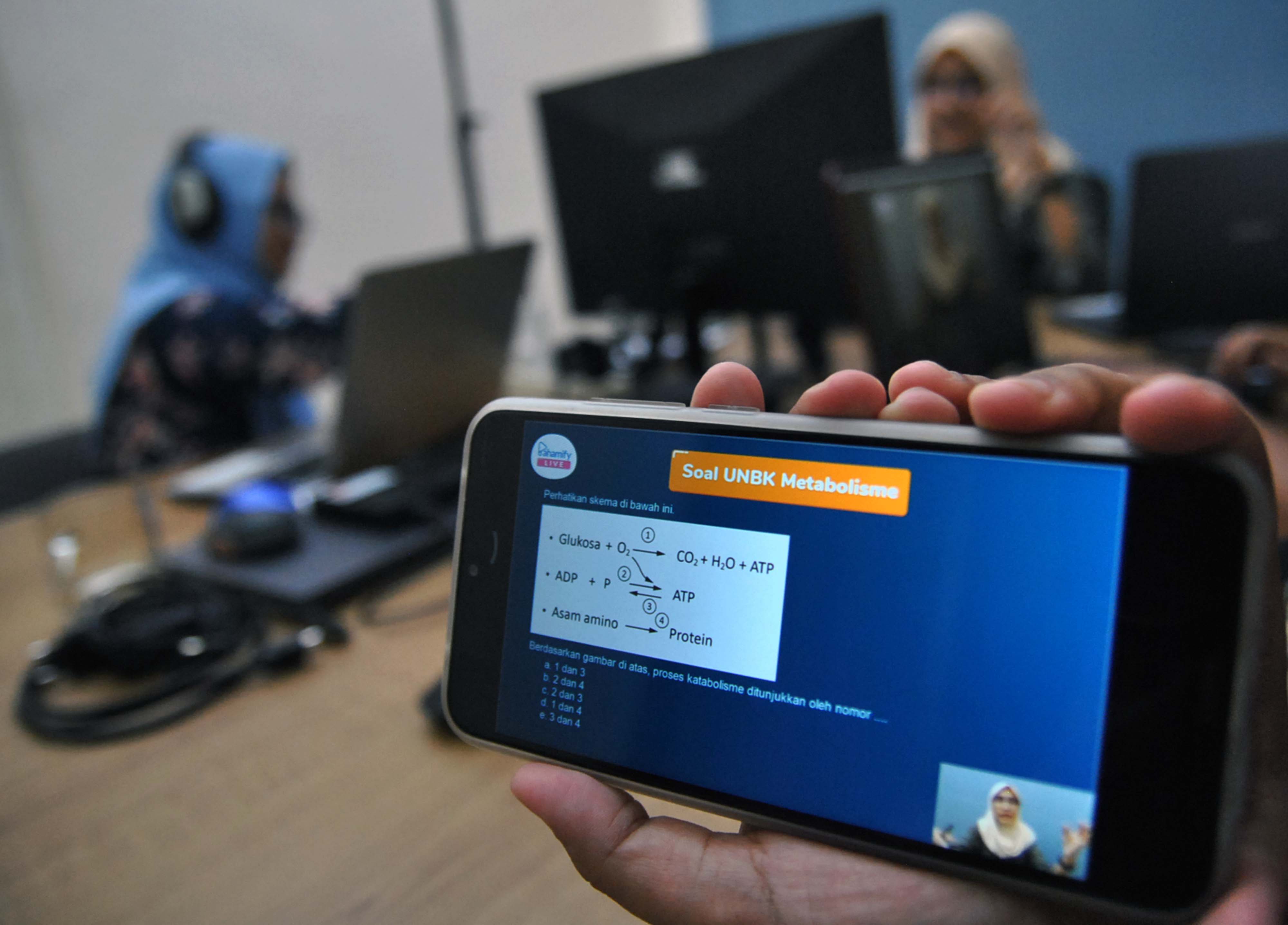 Pelajar mengakses pembelajaran di platform Pahamify