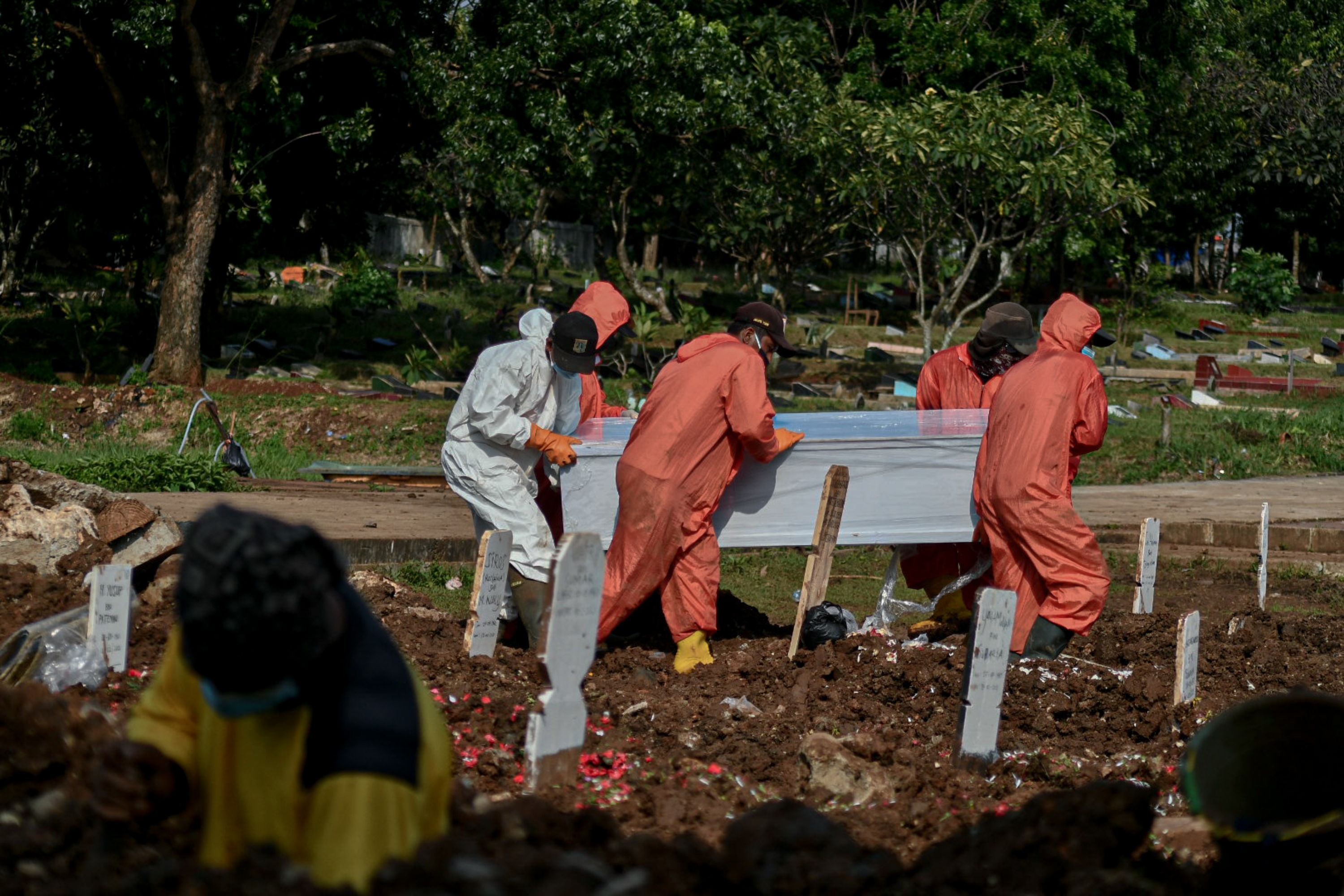  Prosesi pemakaman jenazah pasien Covid-19 di TPU Bambu Apus Jakarta Timur, Sabtu (13/2/2021) (foto ilustrasi).
