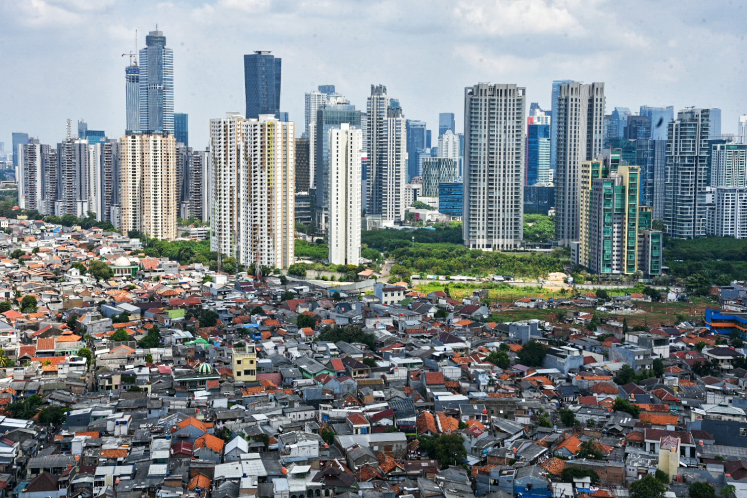 Ilustrasi gedung pencakar langit dan pemukiman warga di kawasan Jakarta.