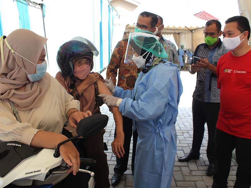 Layanan vaksinasi drive thru bagi masyarakat lansia di RSIA Citra Ananda, Ciputat, Tangerang Selatan, Kamis (25/3)