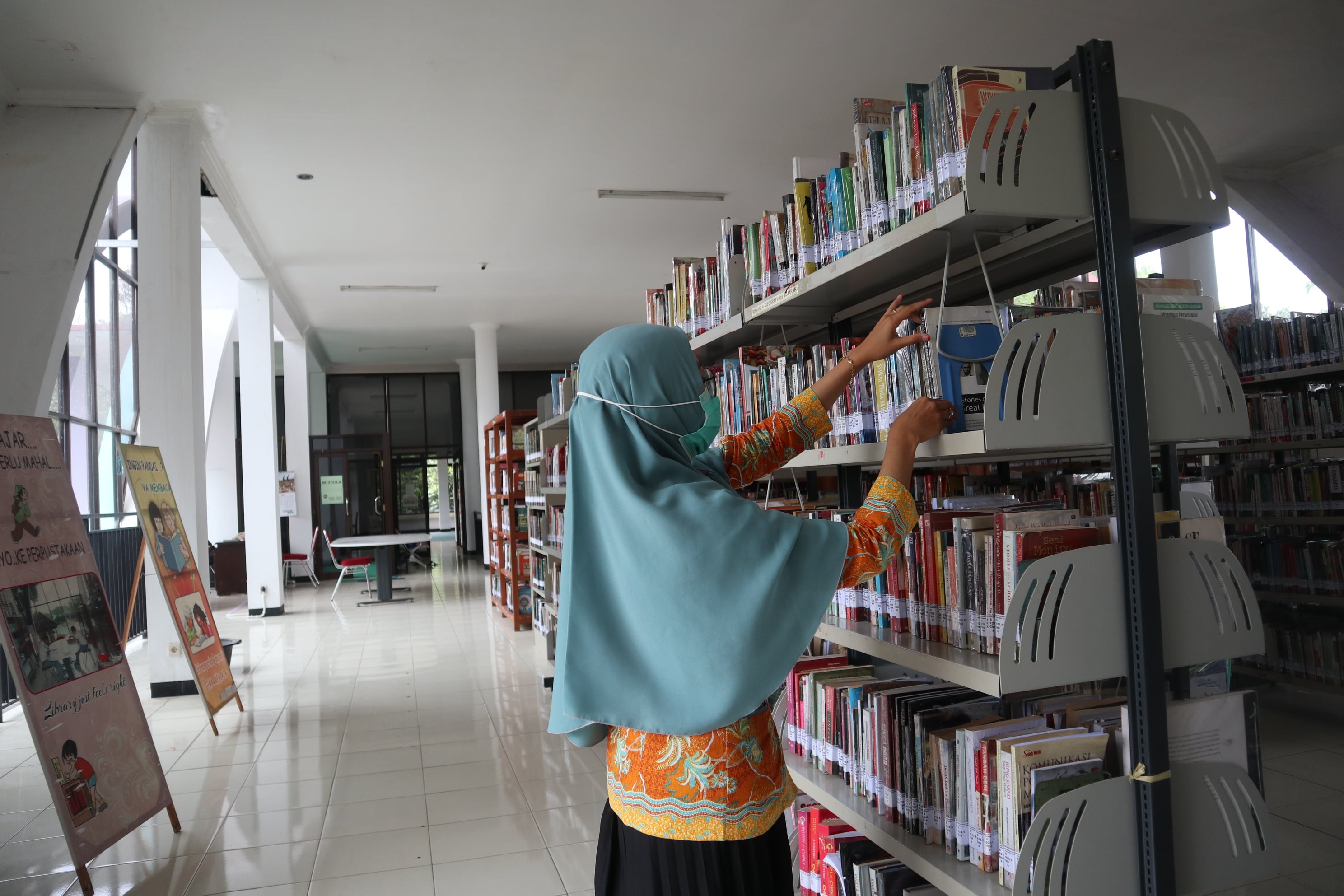 Petugas menata koleksi buku Perpustakaan Temanggung, Rabu (13/1/2021)