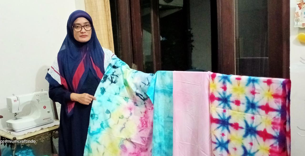 Agusta dan kain tie dye buatannya