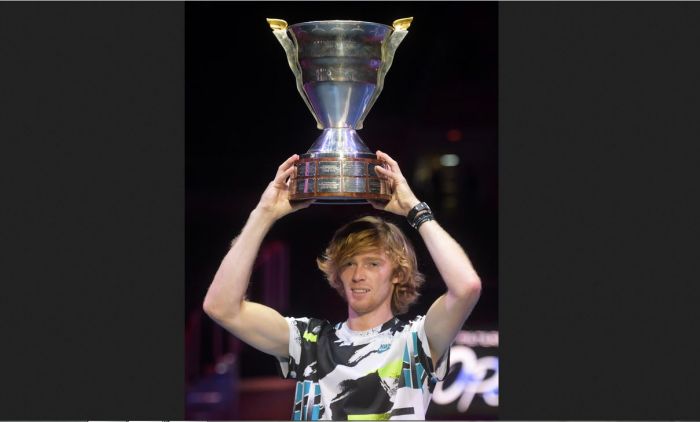 Andrey Rublev mengangkat trofi St Petersburg Terbuka.