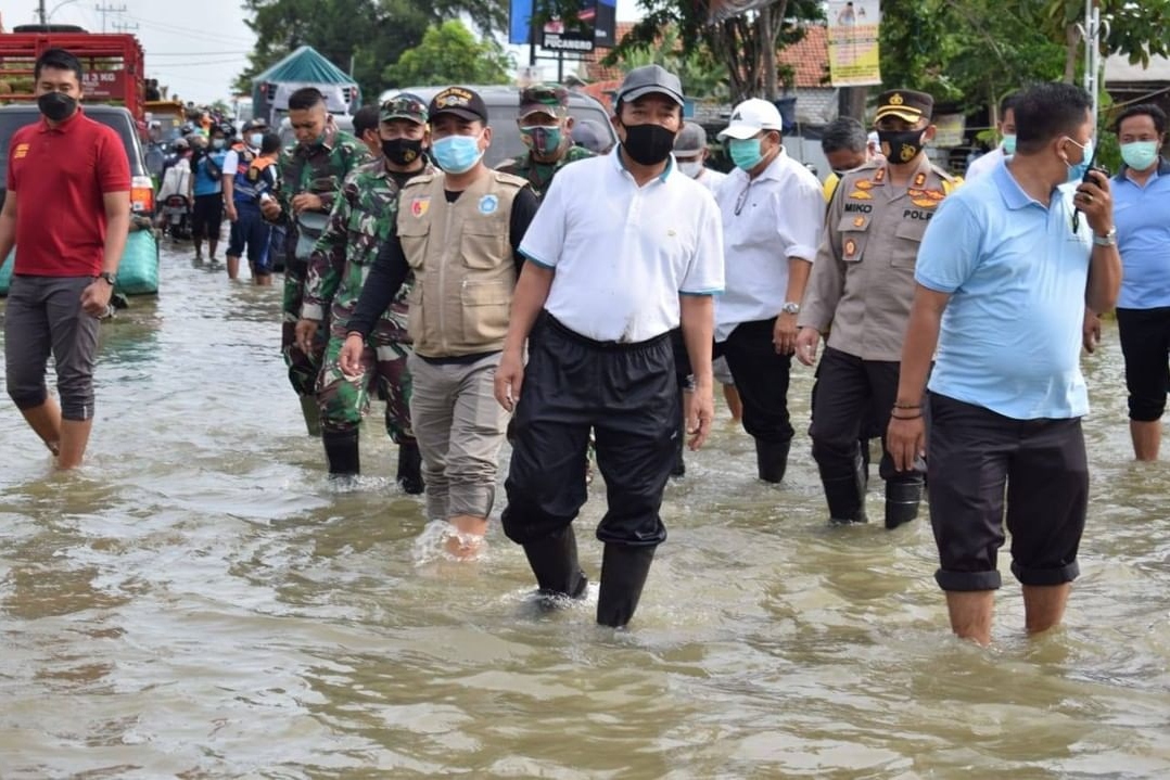 Pemkab Lamongan menyalurkan bantuan beras 30 ton bagi korban banjir Bengawan Jero di enam kecamatan.