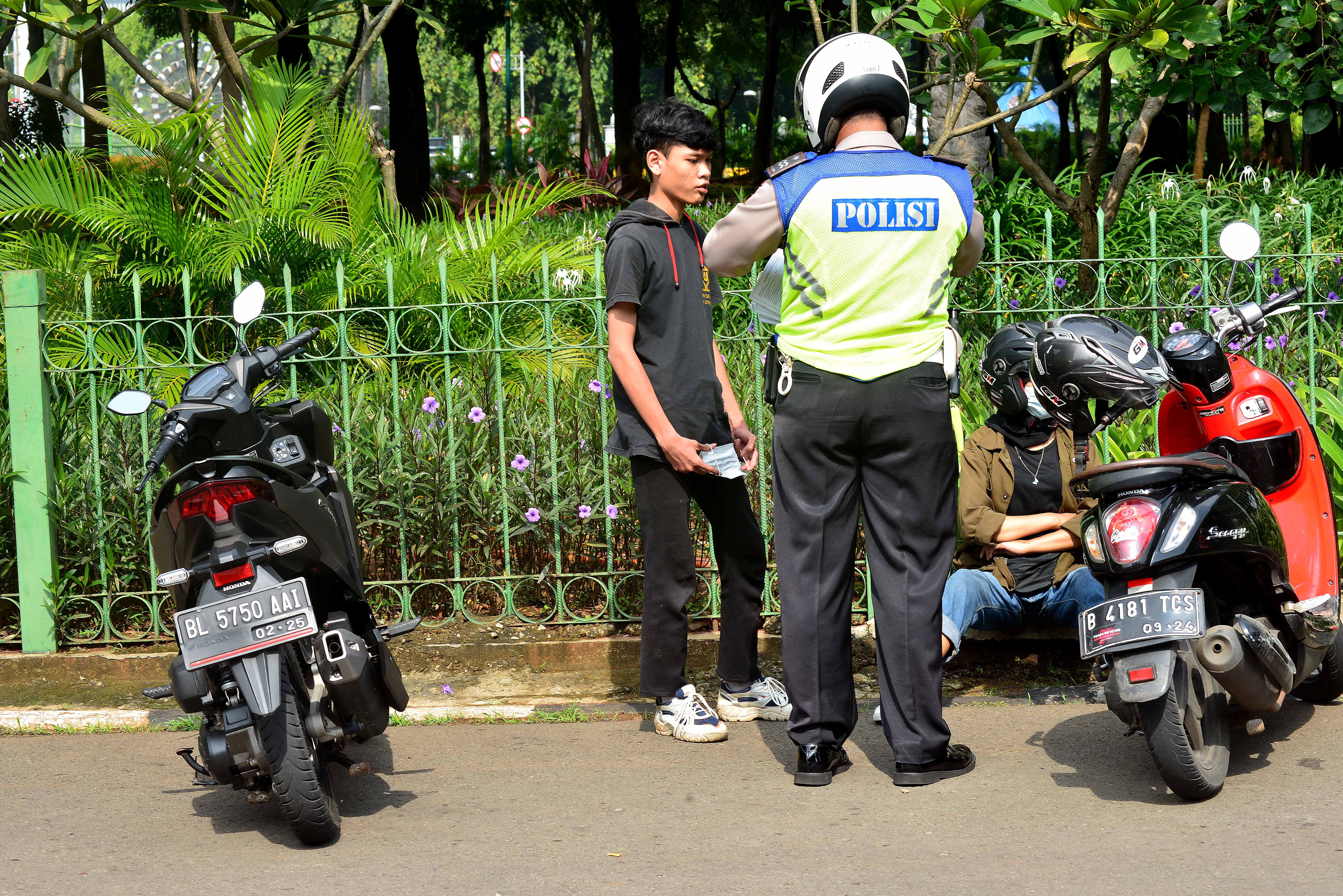 Polisi melakukan penindakan terhadap para pengendara kendaraan bermotor dengan knalpot bising di kawasan Gambir, Jakarta, Minggu (7/3).