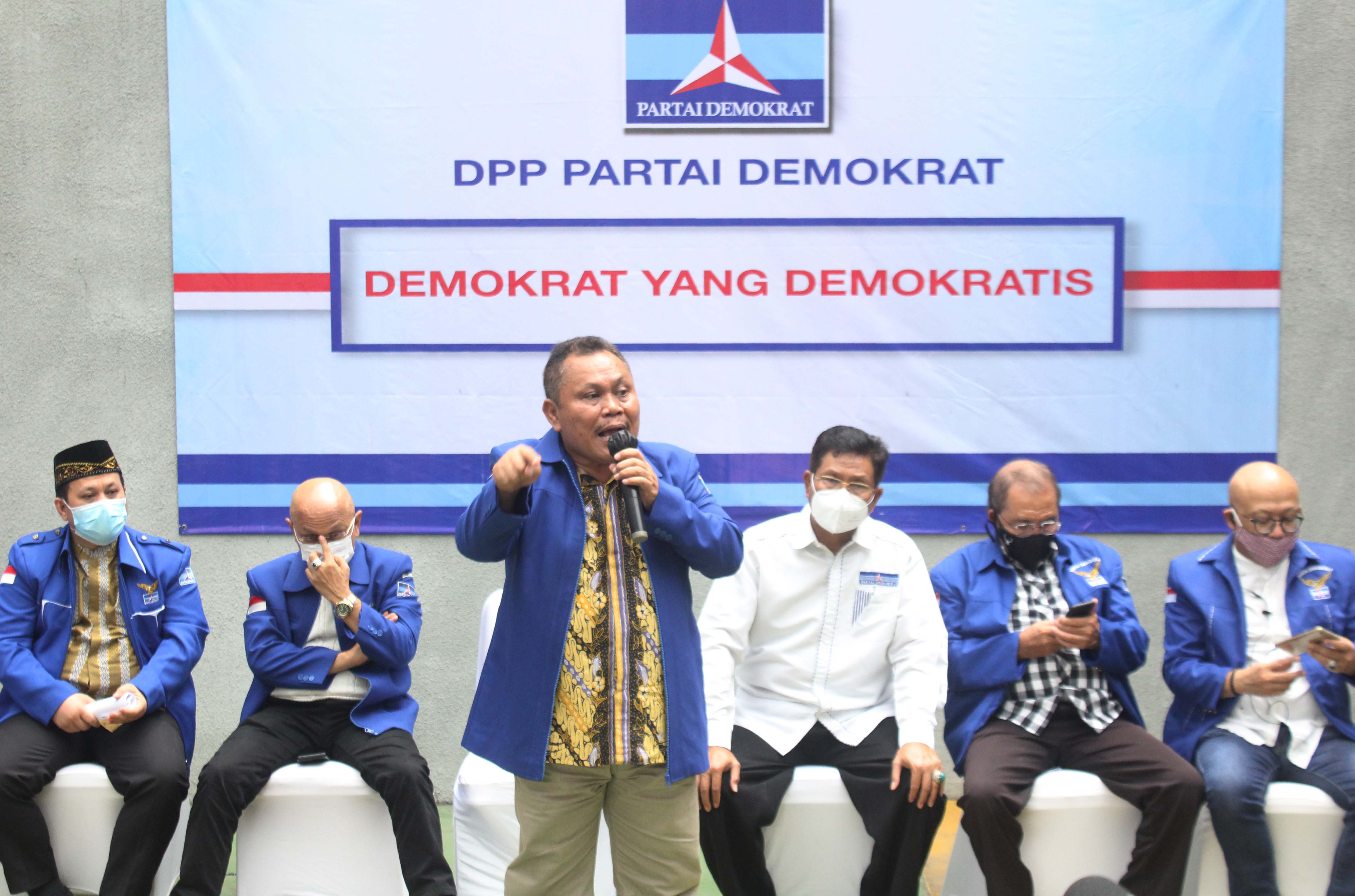 Sekjen Partai Demokrat versi KLB Jhonny Allen Marbun (ketiga dari kiri).
