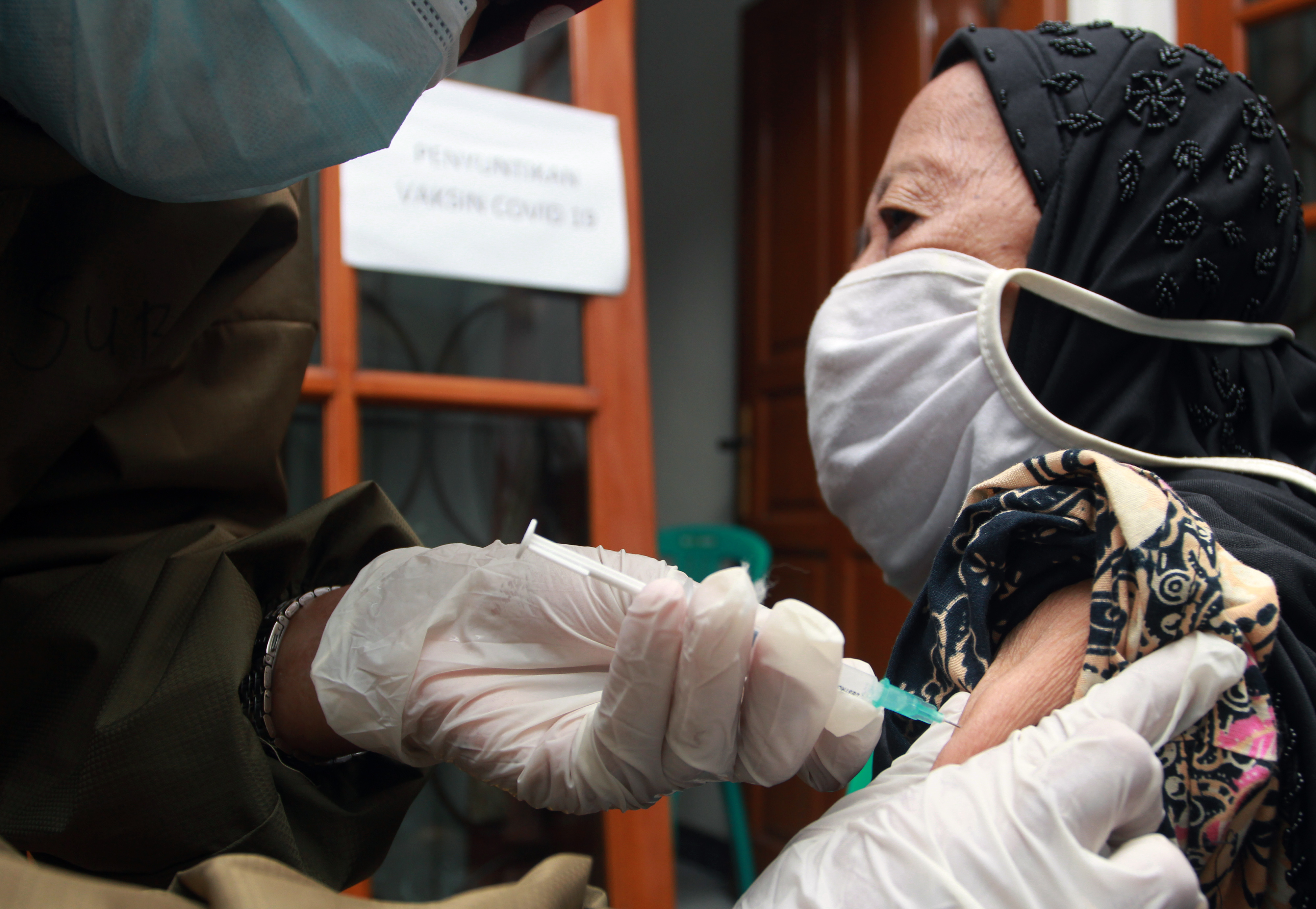 Petugas Puskesmas Kecamatan Kebayoran Lama menyuntikan vaksin covid-19 kepada lansia,  Selasa (30/3/2021). (foto ilustrasi)