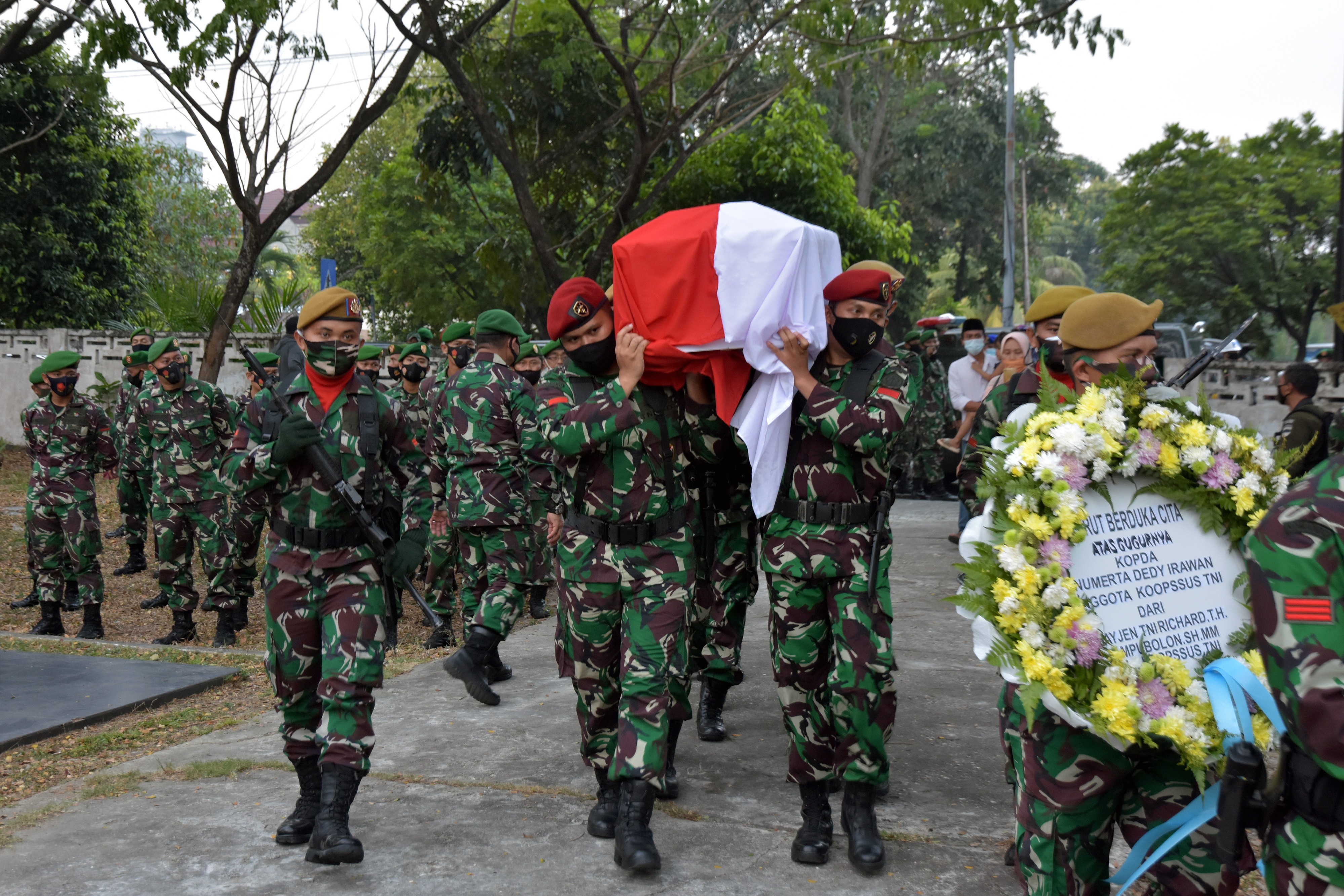 Pemakaman Kopda Anumerta Dedy Irawan di Taman Makam Bahagia, Kota Pekanbaru, Riau, Selasa (2/3).