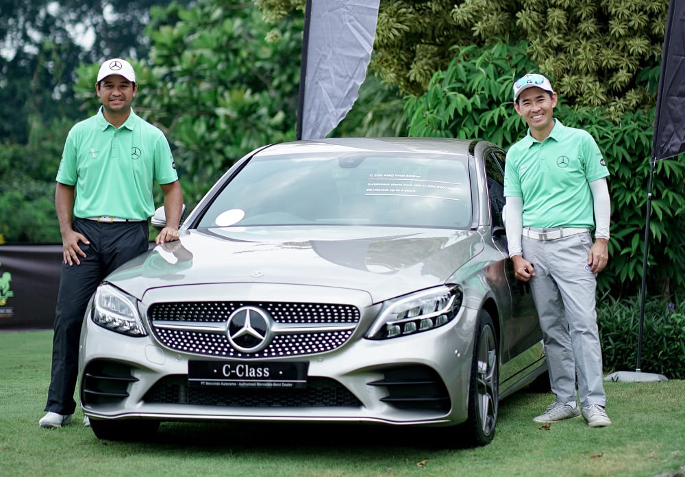 Mercedes-Benz C 180 Avantgarde dan C 200 AMG Final Edition disiapkan untuk pemenang hole-in-one. 