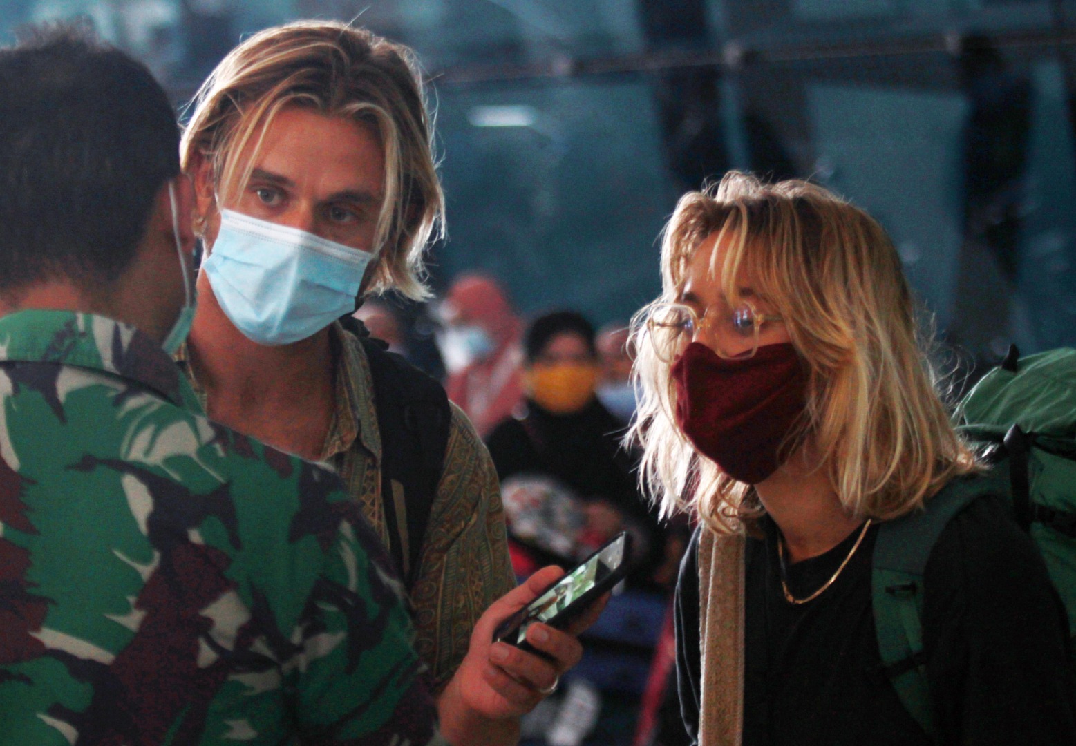 Dua WNA berbincang dengan petugas TNI untuk proses karantina setibanya di Terminal 3 Bandara Soekarno Hatta, Tangerang.