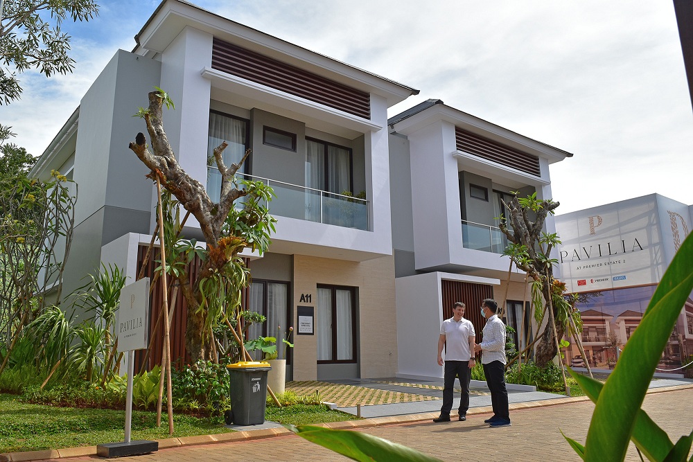 GM PT Premier Qualitas Indonesia Benoit Giroux dan GM Technical Cok Putra Tri Utama di depan rumah contoh Pavilia at Premier Estate 2.