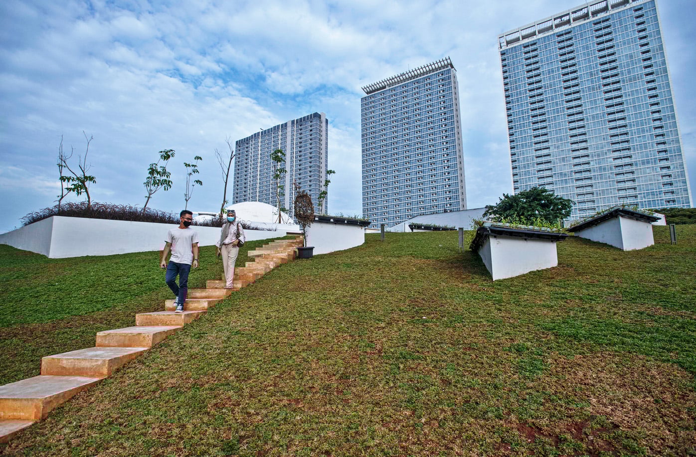Petugas PT Jakarta Propertindo (Jakpro) mengecek proyek revitalisasi Taman Ismail Marzuki (TIM) di Cikini, Jakarta, Sabtu (27/2/2021).