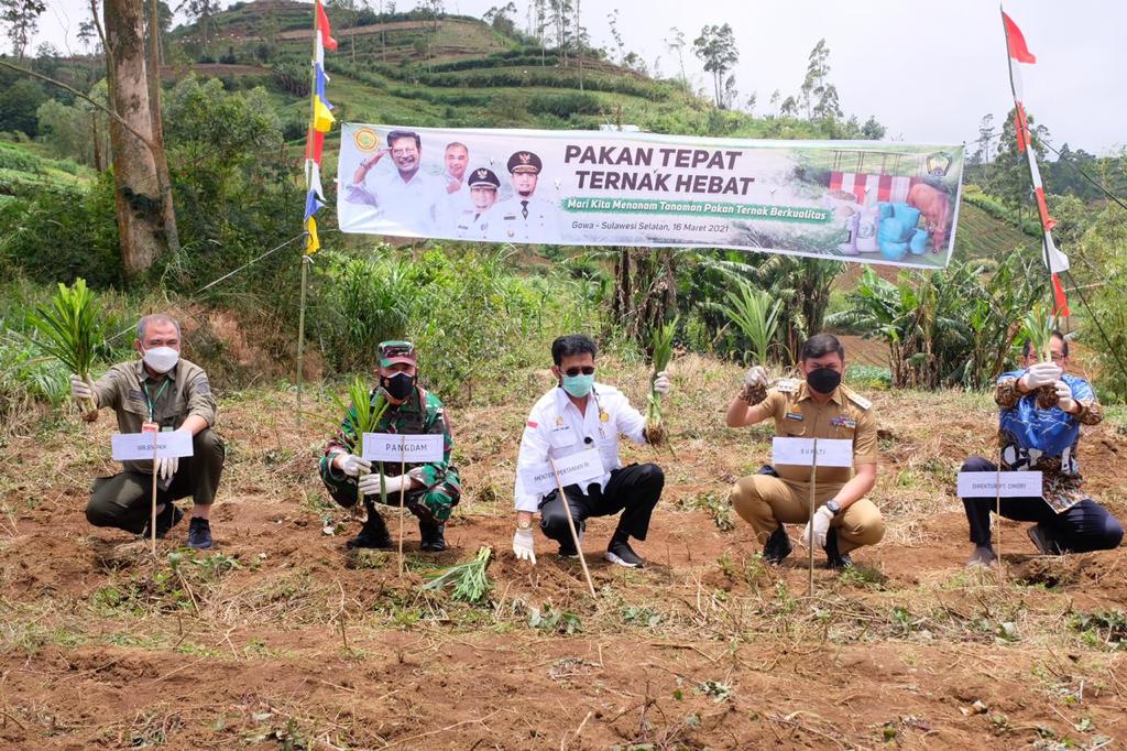 Mentan Syahrul Yasin Limpo melakukan kunjungan kerja ke di Desa Tonasa, Kecamatan Tombolano, Gowa, Sulawesi Selatan, Selasa (16/3). 